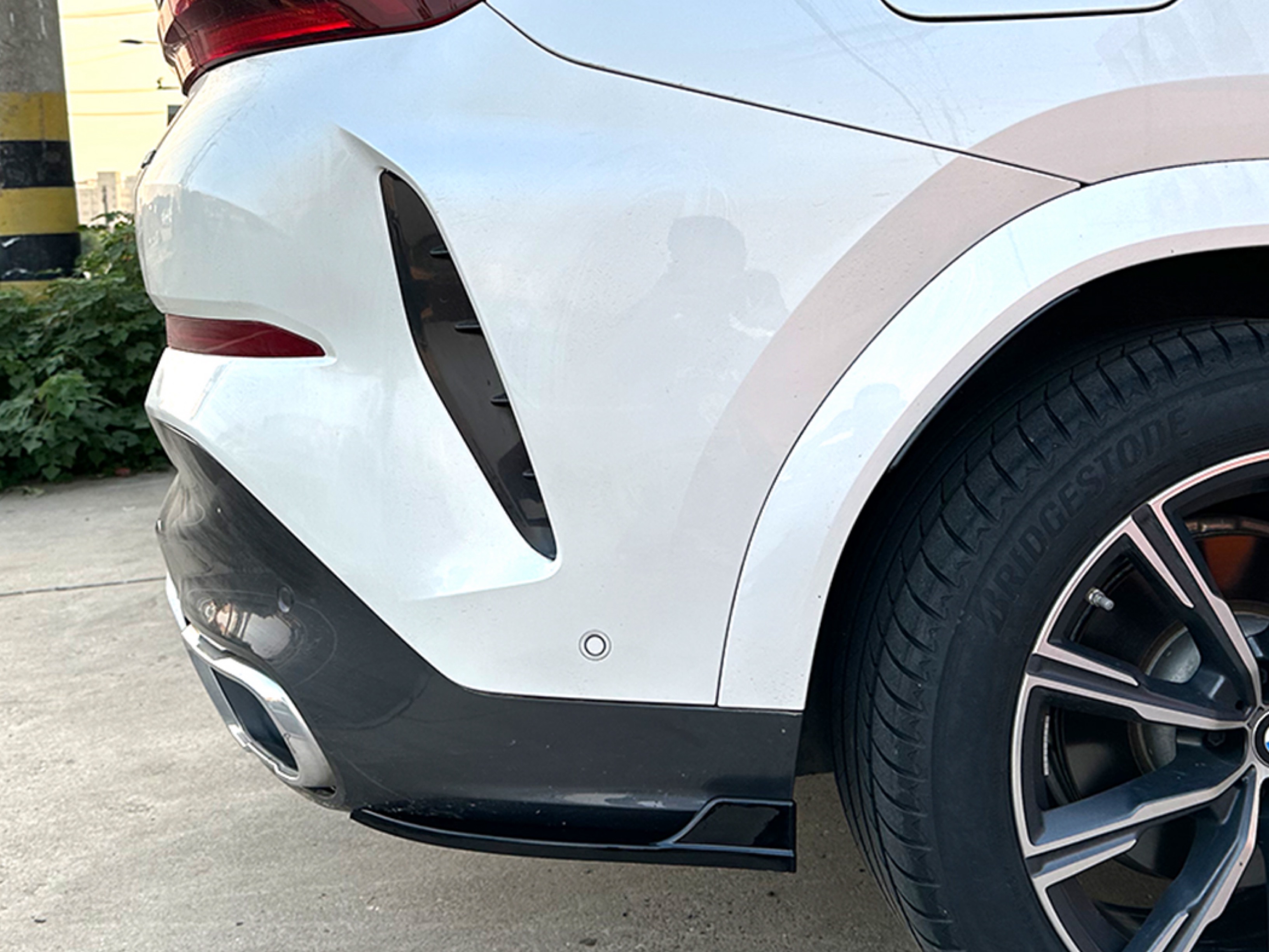 Леза накладки заднього бампера M-Performance BMW X6 G06 2019 - 2шт. ABS пластик, чорний глянець 3