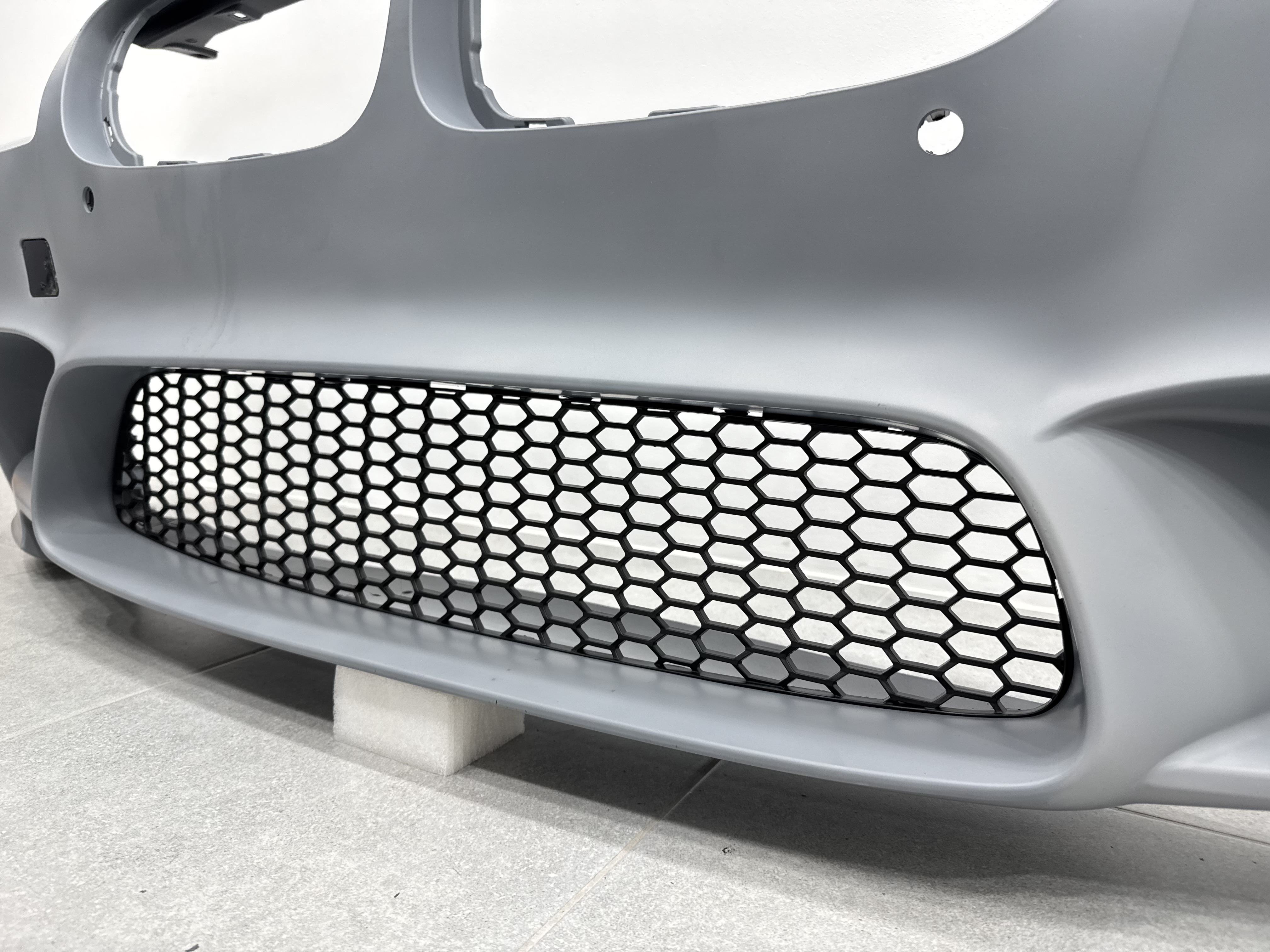 Передній бампер у зборі стиль M5 стиль для BMW 5 Series F10 F11 2010-2016 ПІД ПАРКТРОННИКИ 6