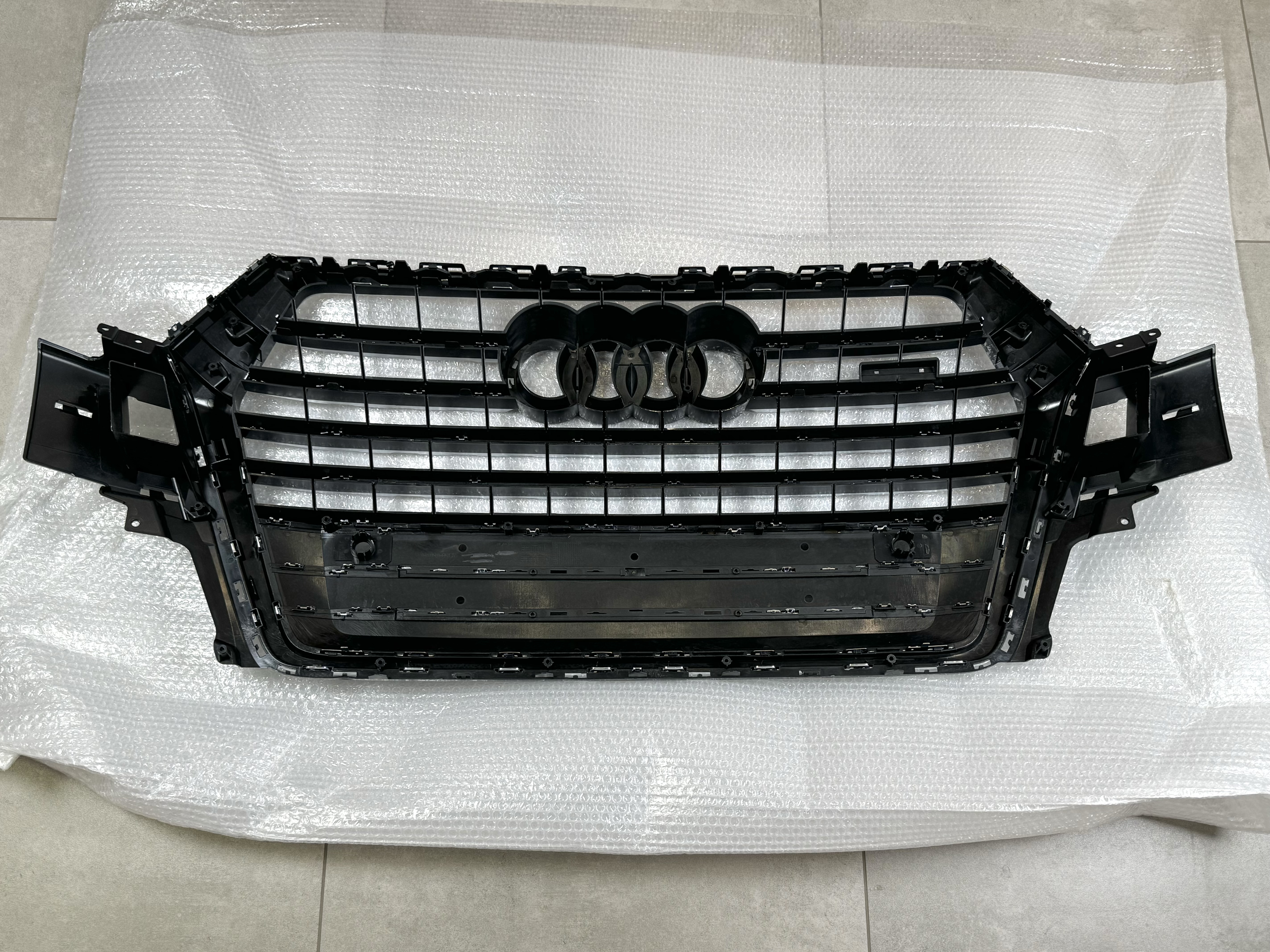Решітка радіатора Audi Q7 4M 2015-2019 чорні з сірим 4M0 853 651 Q T94 6