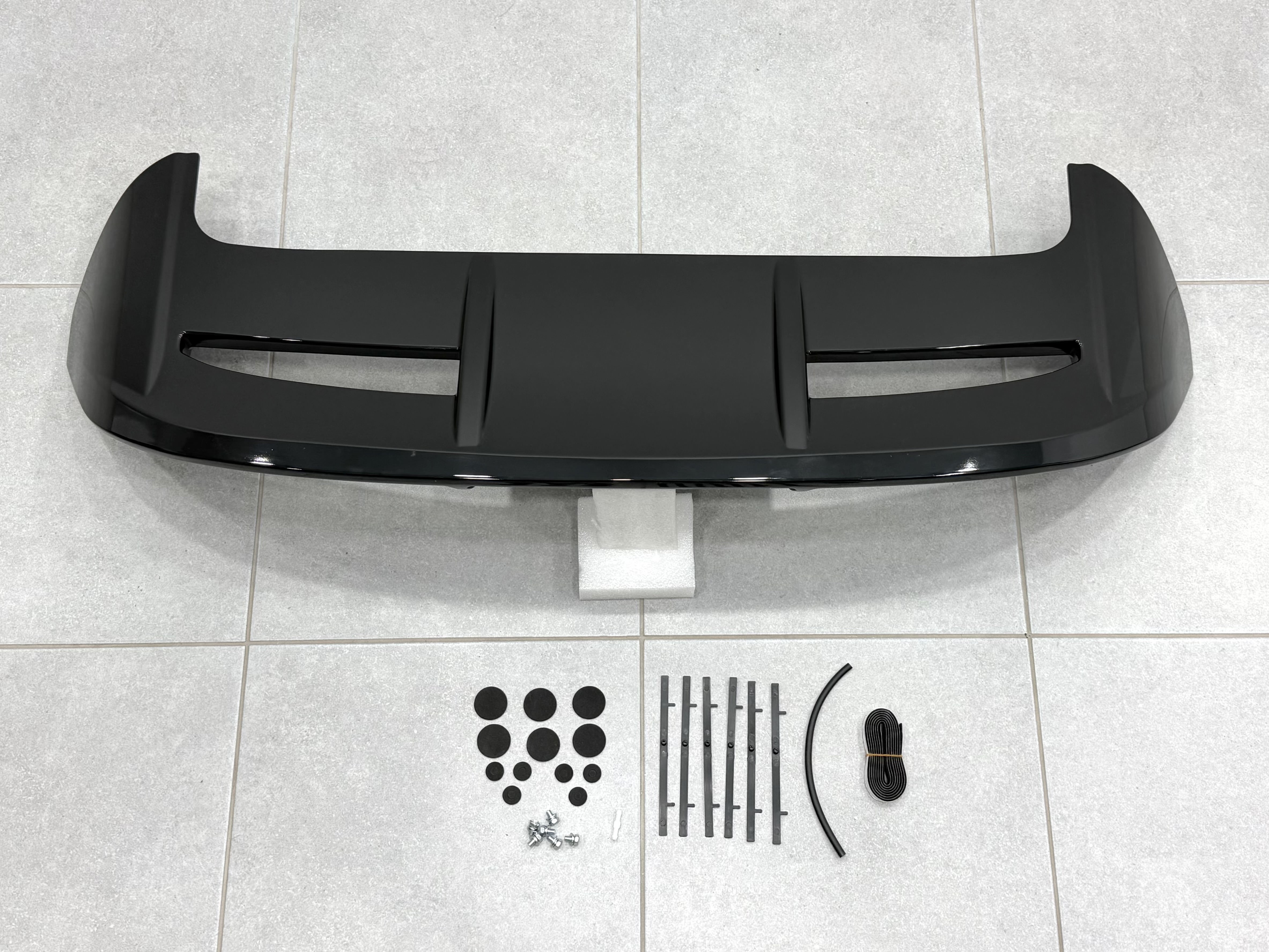 Спойлер козирок ST-Line Ford Fiesta хетчбек 2011-2017 ABS пластик, колір чорний глянець 2