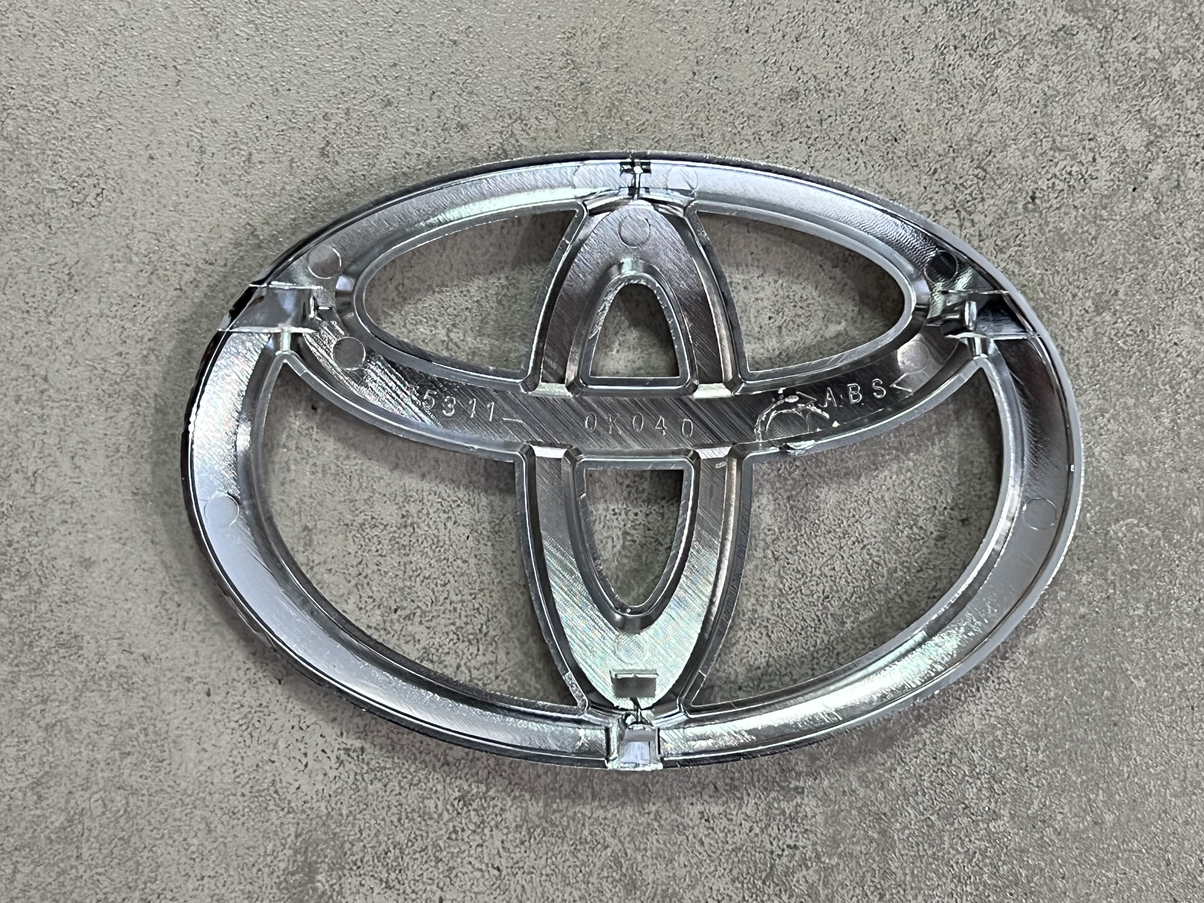Лого емблема на решітку Toyota Land Cruiser 200 2012-2015 3