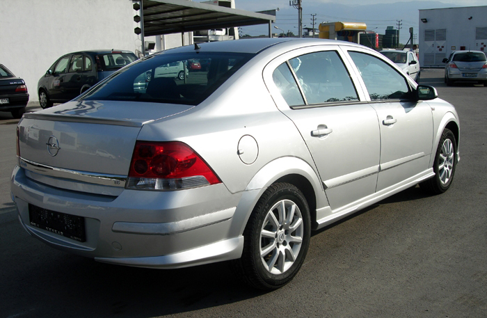 Задня нижня накладка Sedan (під фарбування) 2