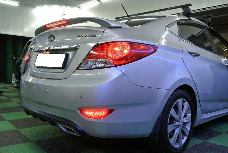 Спойлер на багажник Hyundai Accent 2011-2015 зі стоп сигналом ABS кріплення на скоби (під фарбування) 3
