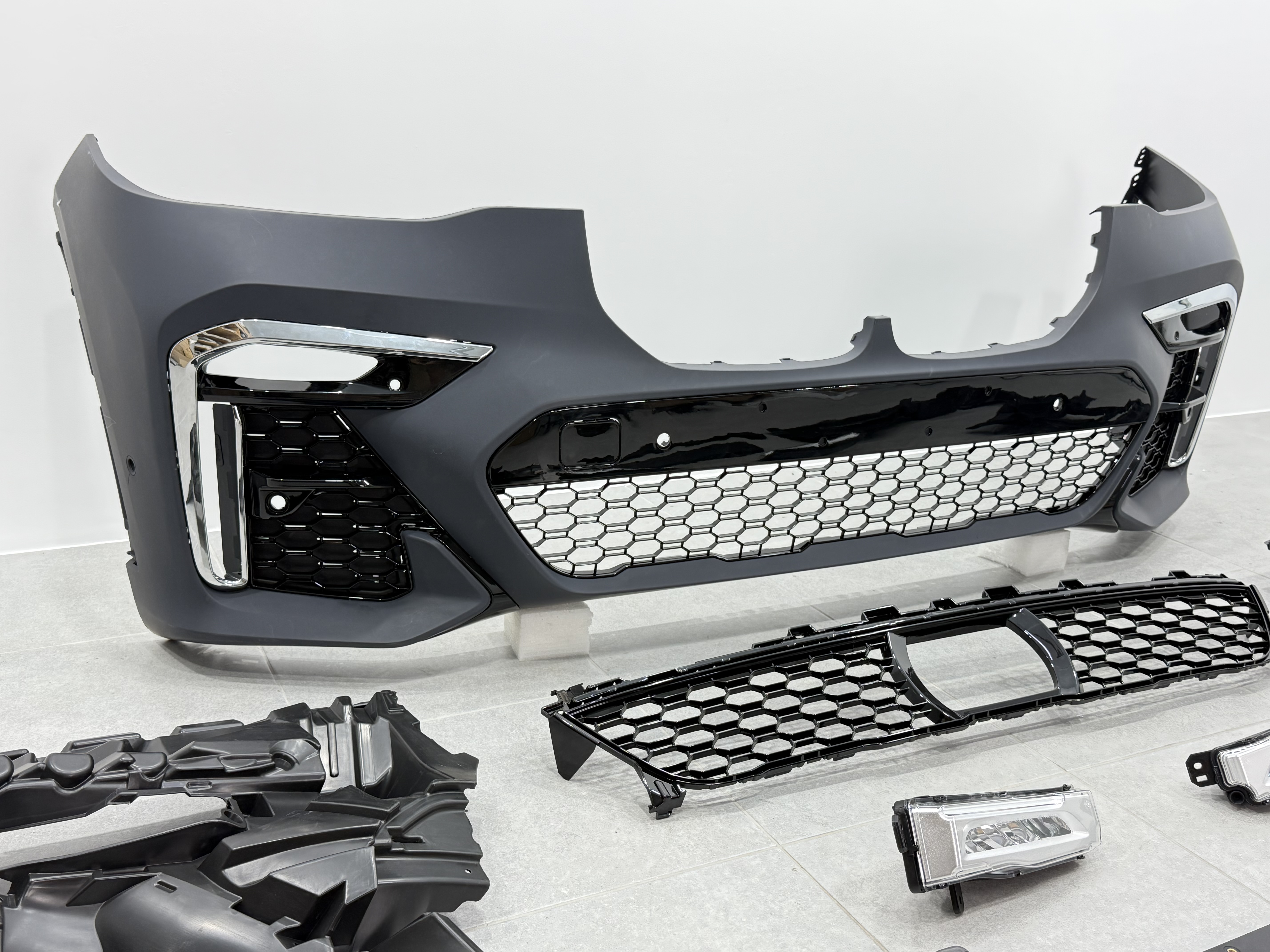Передній бампер у зборі M paket для BMW X7 G07 2019-2022 4