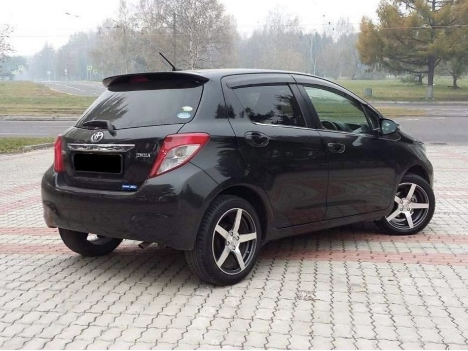 Спойлер козирок на кришку багажника Toyota Yaris 2011-2015 ABS пластик під фарбування 2