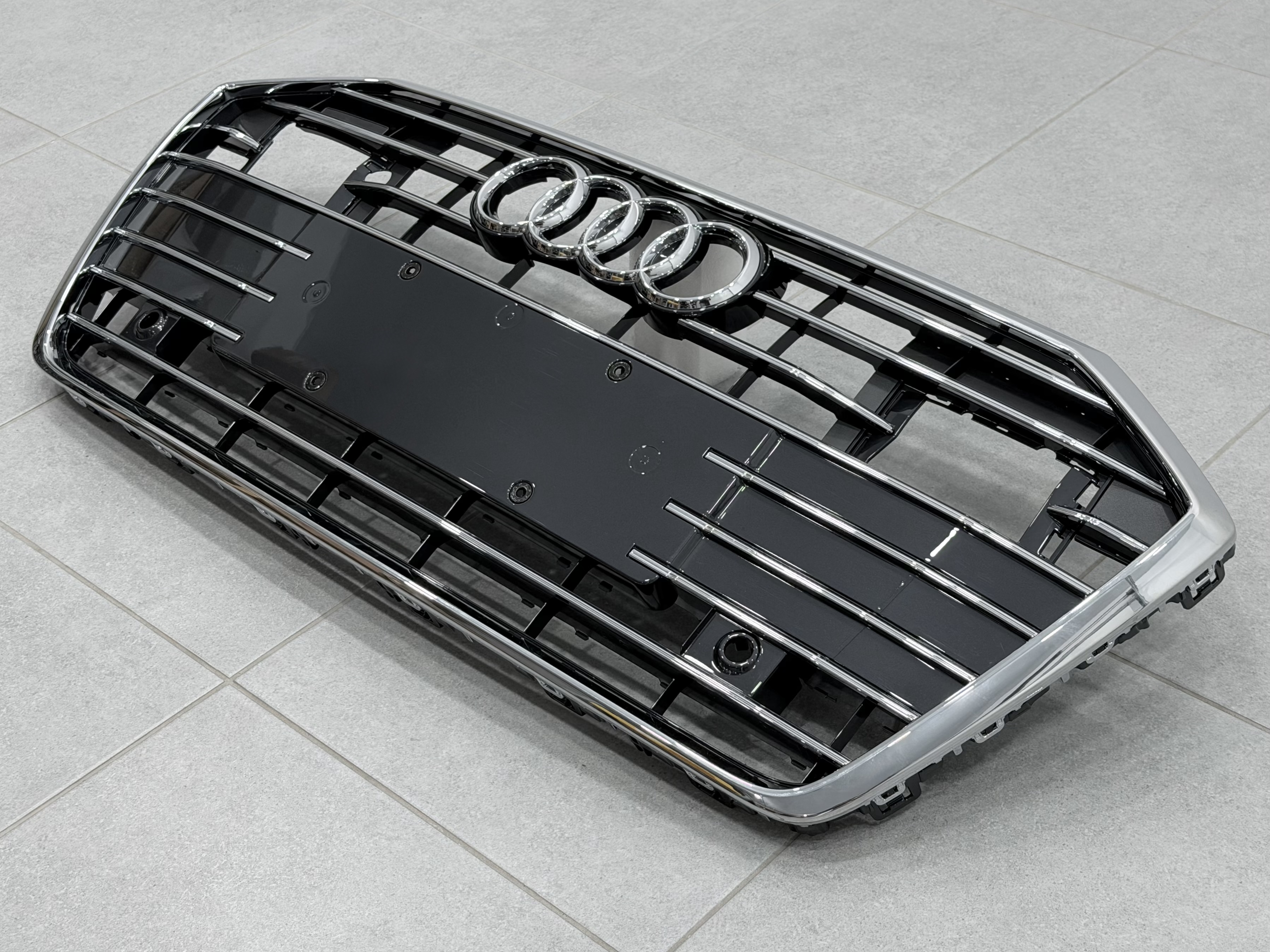 Решітка радіатора ПІД РАДАРИ Audi A6 C8 2018+ темно-сіра з хромом 5