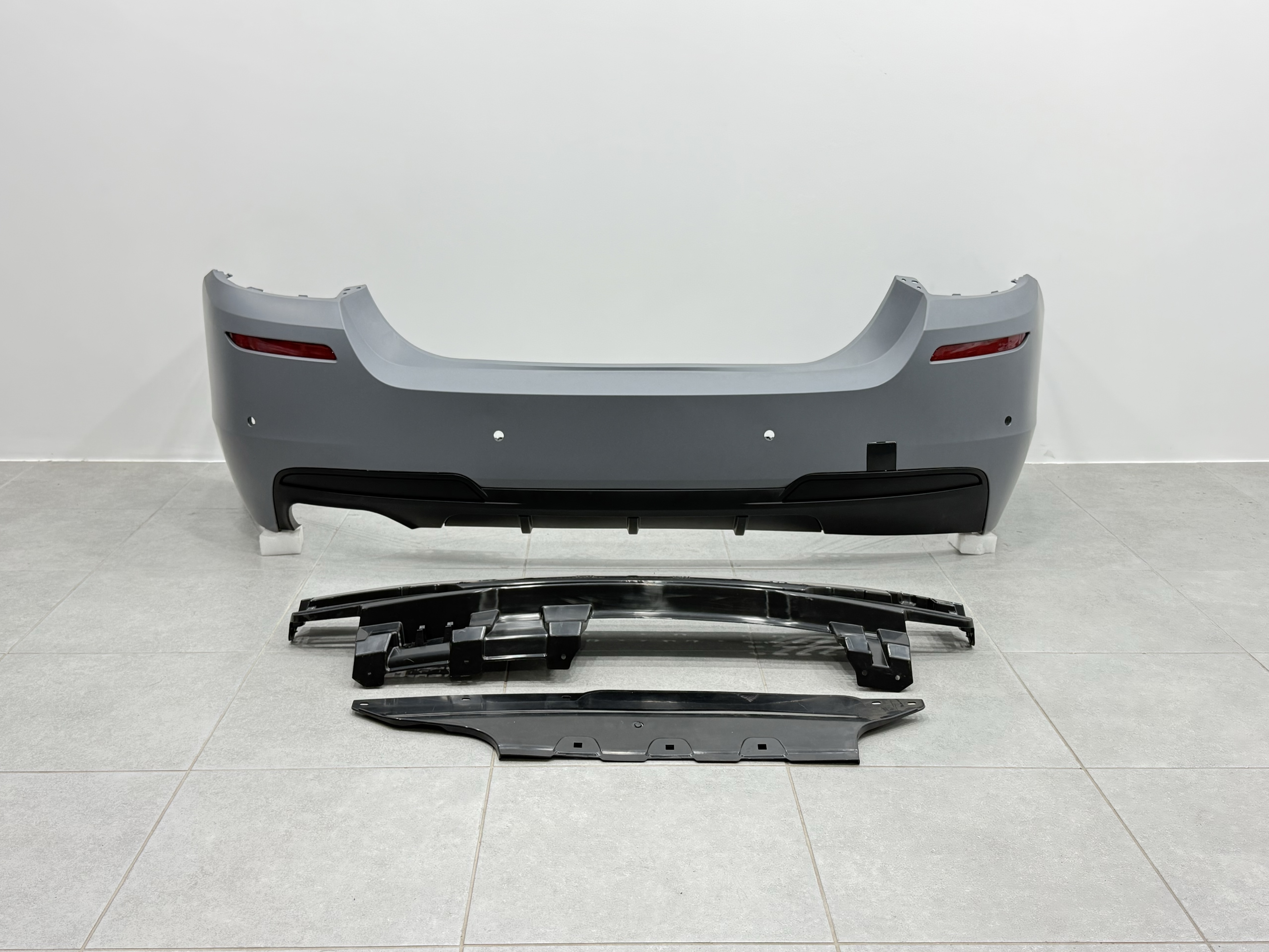 Комплект обвісу M paket для BMW 5 series F10 2010-2013 (передній / задній бампер, пороги) 6