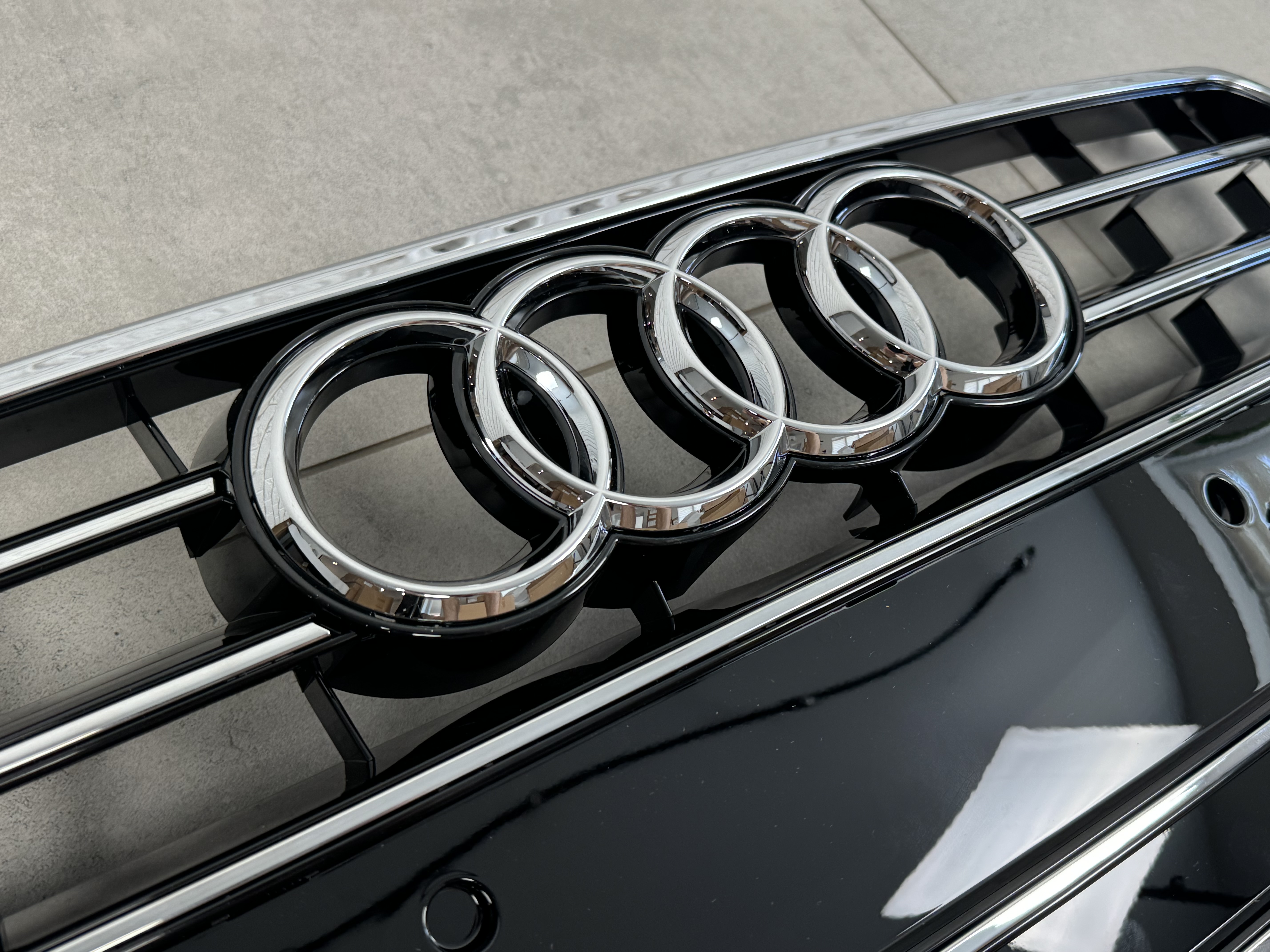 Решітка радіатора Audi A7 2010-2014 чорна з хромом 4