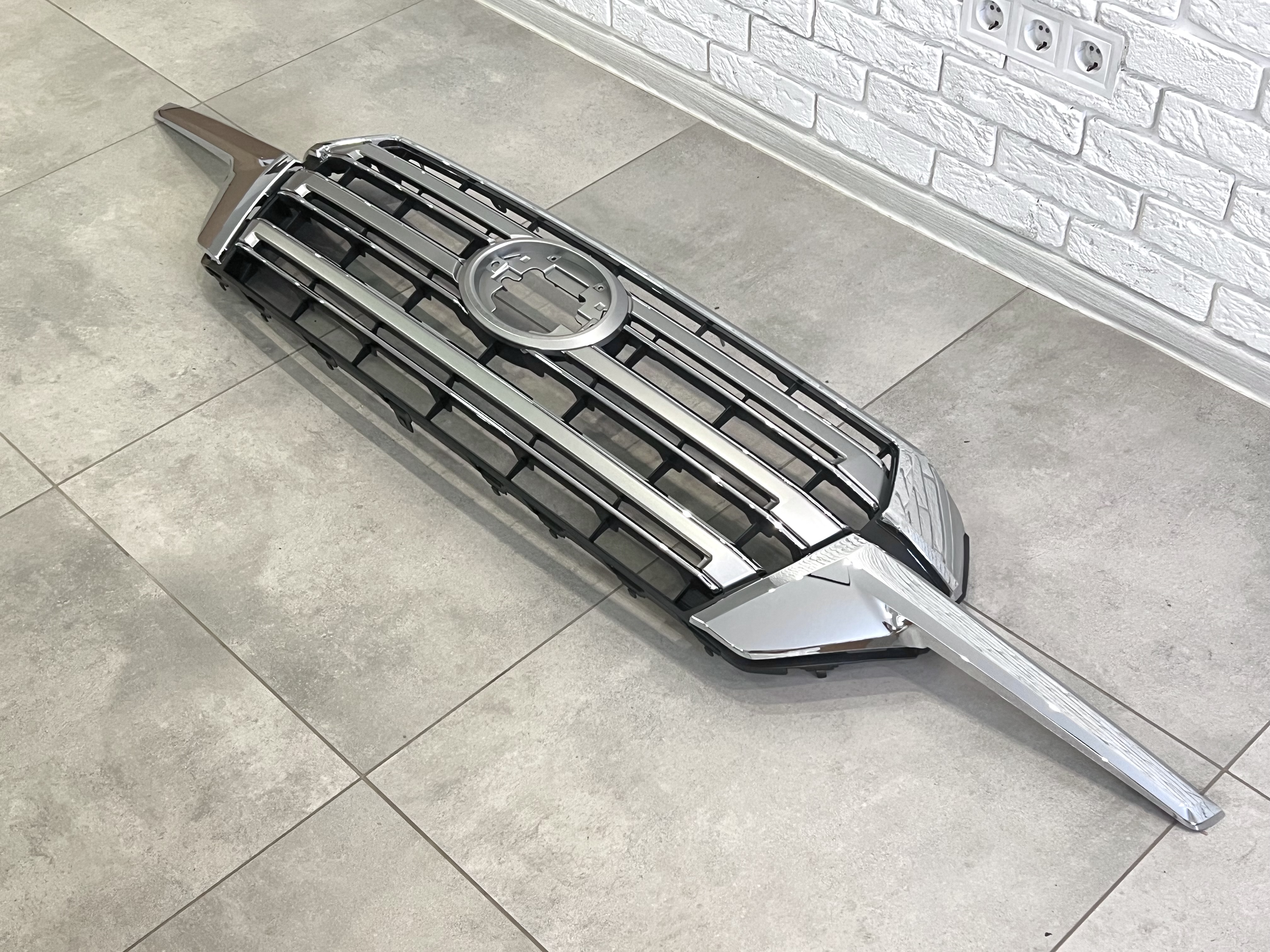 Решітка радіатора Toyota Land Cruiser 200 2015-2021 СЕРАЯ 3