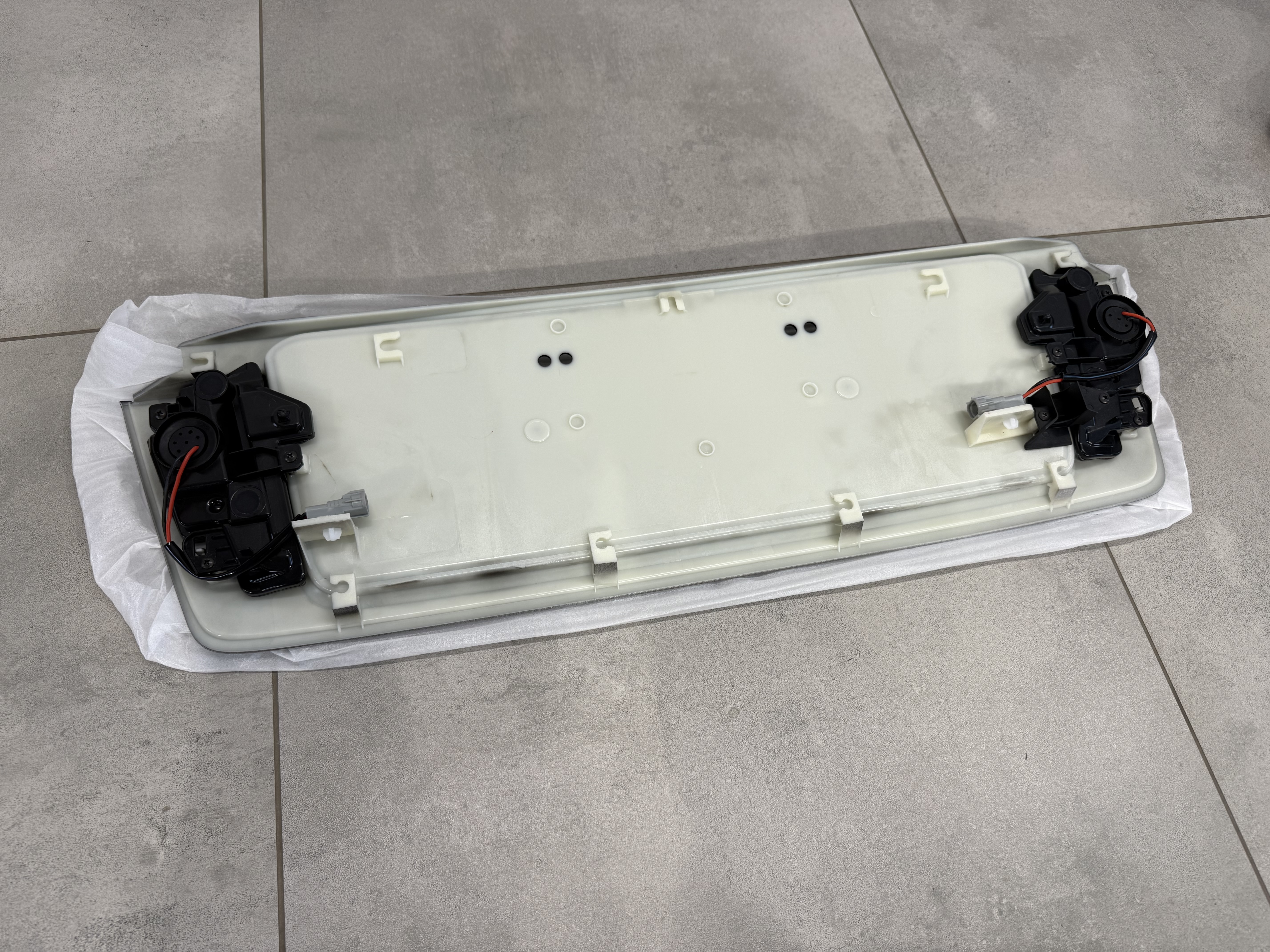 Накладка під номер з LED ліхтарями заднього ходу Lexus LX 570 450d 2008-2021 5