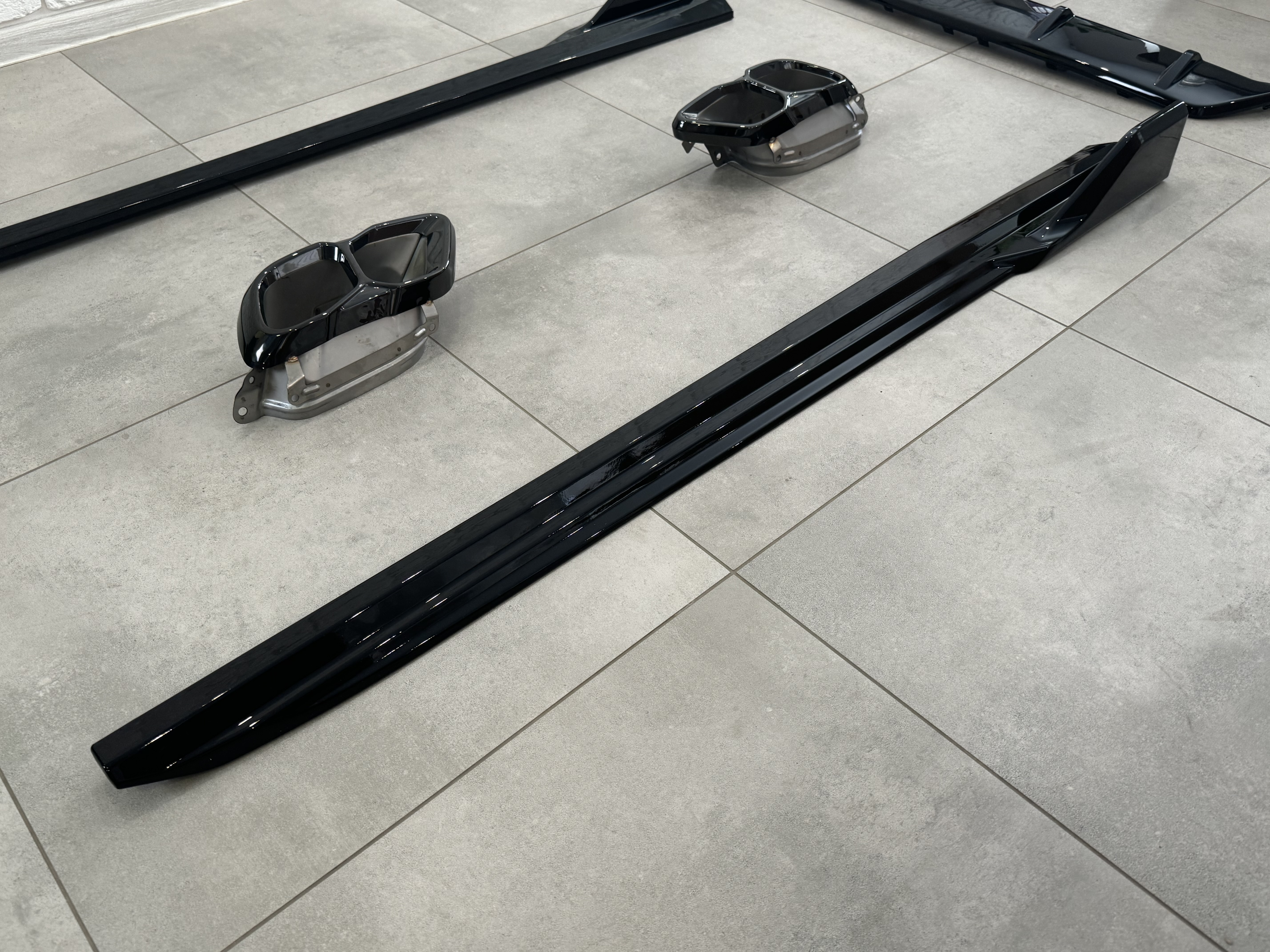 Комплект обвісу M paket LCI Paradigm Black Knight для BMW X6 G06 2023+, колір чорний глянець 4