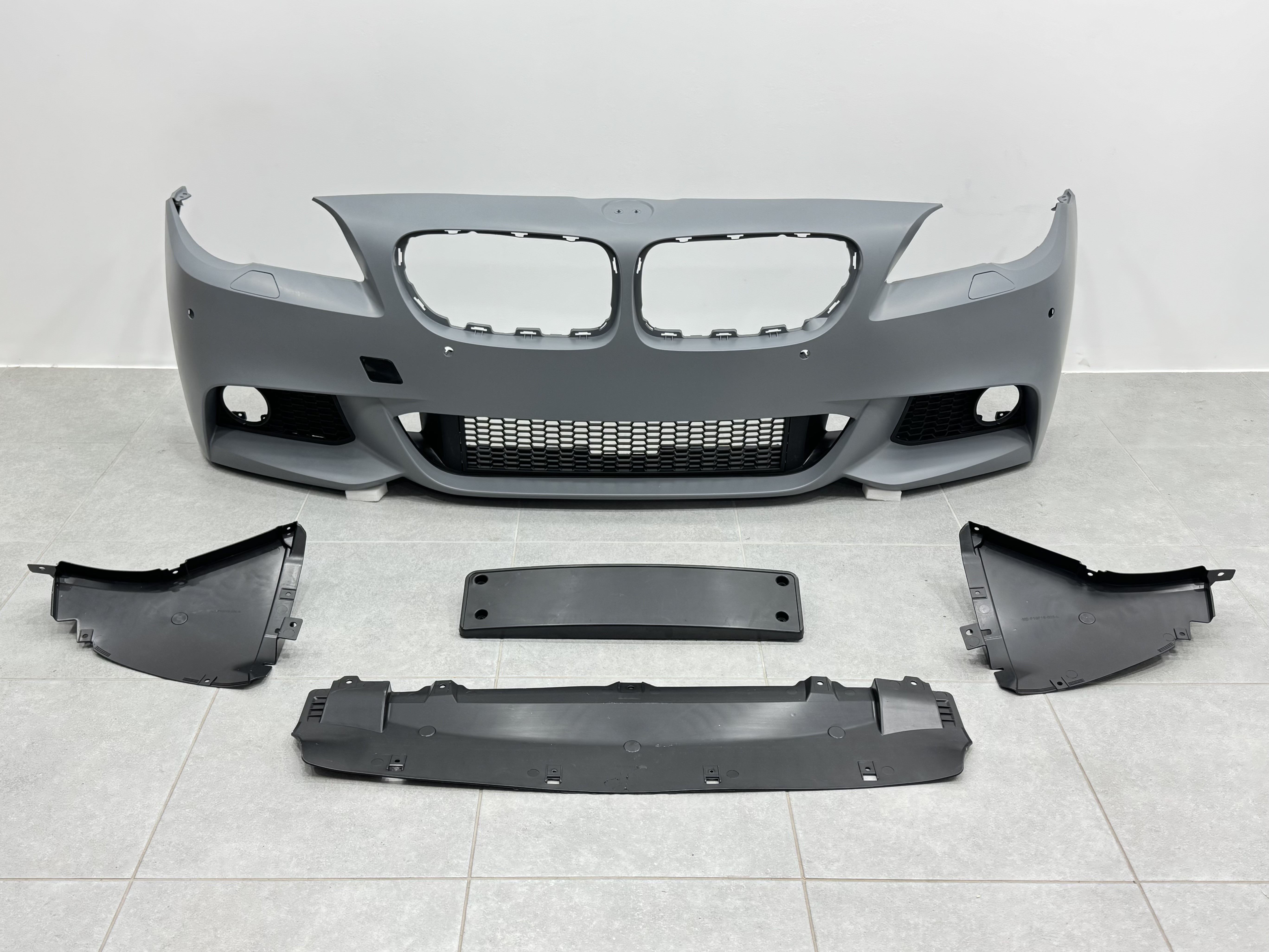 Комплект обвісу M paket для BMW 5 series F10 2010-2013 (передній / задній бампер, пороги) 2