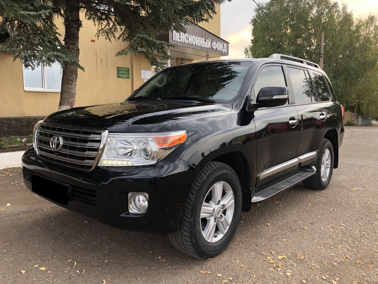 Пороги ОЕМ Toyota Land Cruiser 200 2007-2021 / Lexus LX 570 2007-2015 з підсвічуванням в стилі Lexus (колір чорний) 6