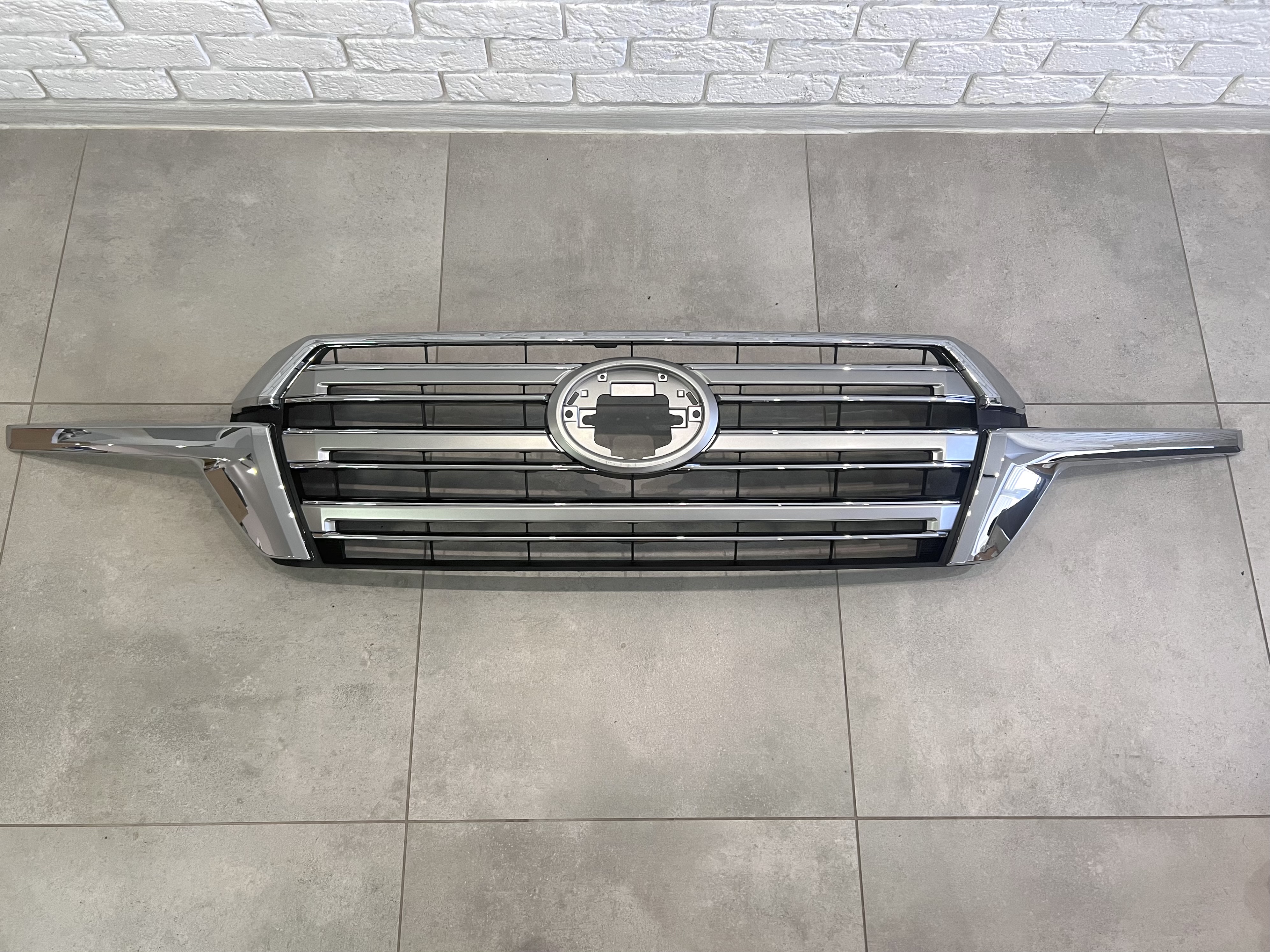 Решітка радіатора Toyota Land Cruiser 200 2015-2021 СЕРАЯ