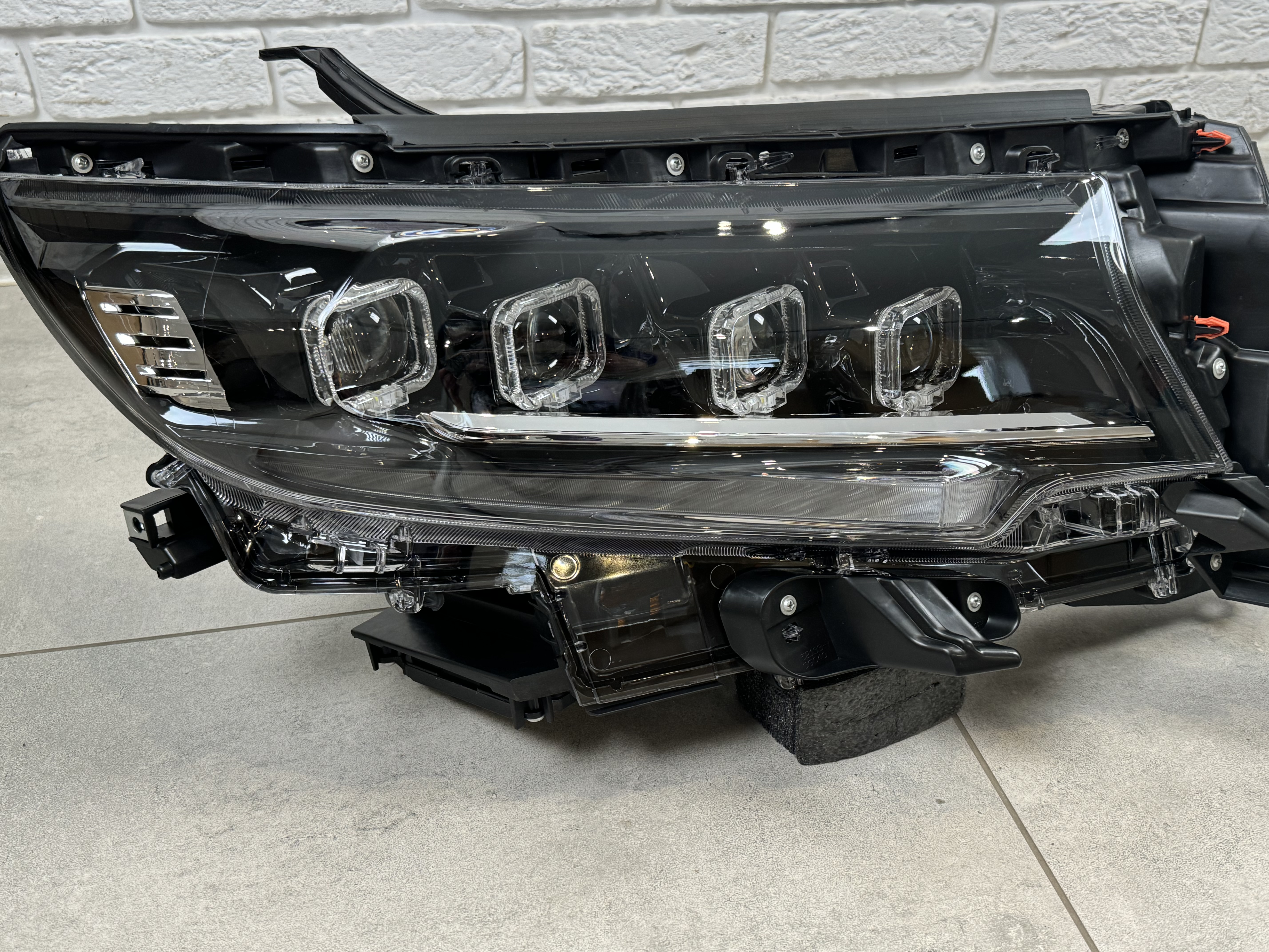 Led фари 4 лінзи стиль BUGATTI для Toyota Land Cruiser Prado 150 рестайлінг 2018-2023 5