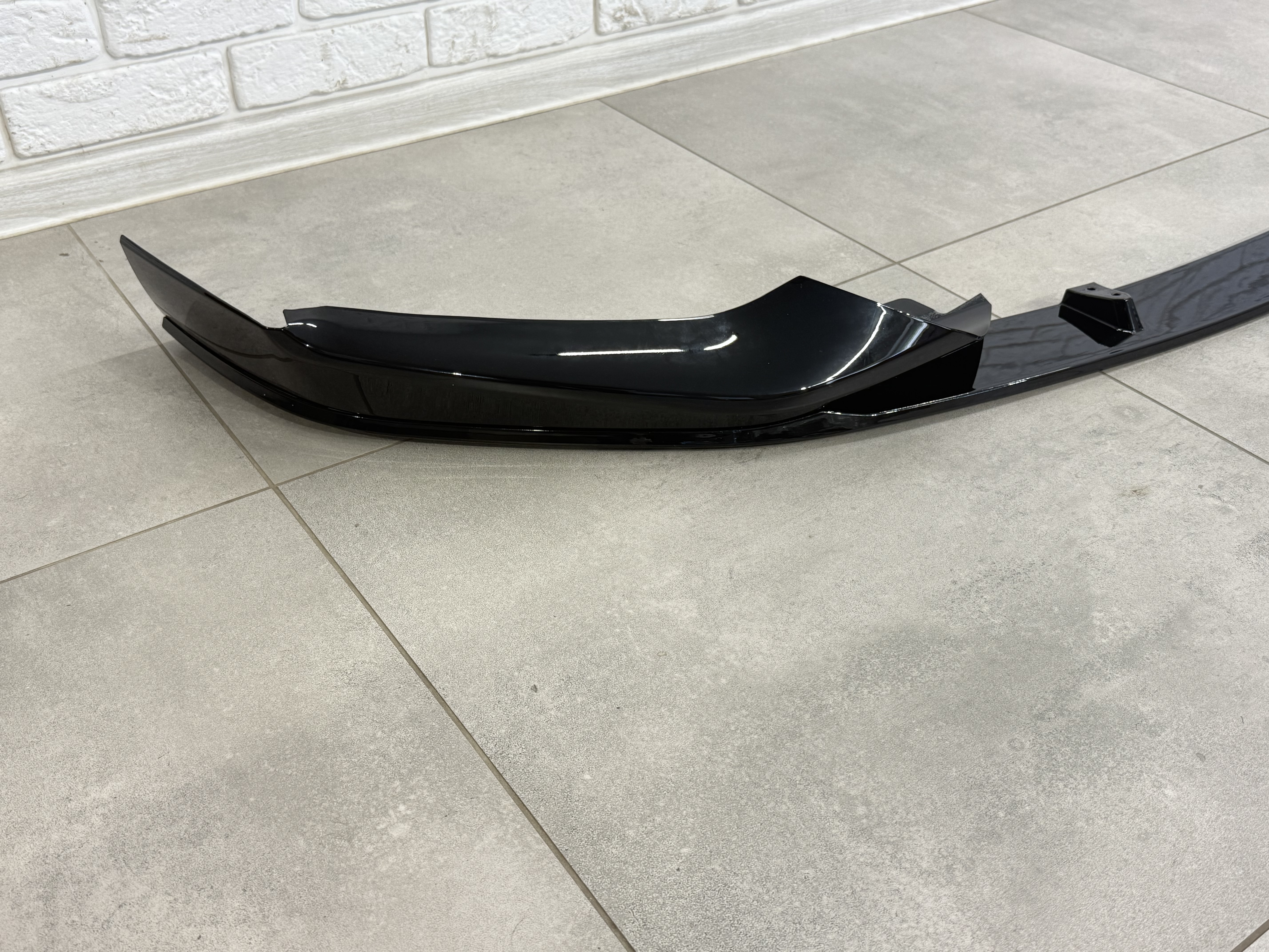 Накладка переднього бампера M Performance BMW 5 series G30 G31 2017-2020, чорний глянець 3
