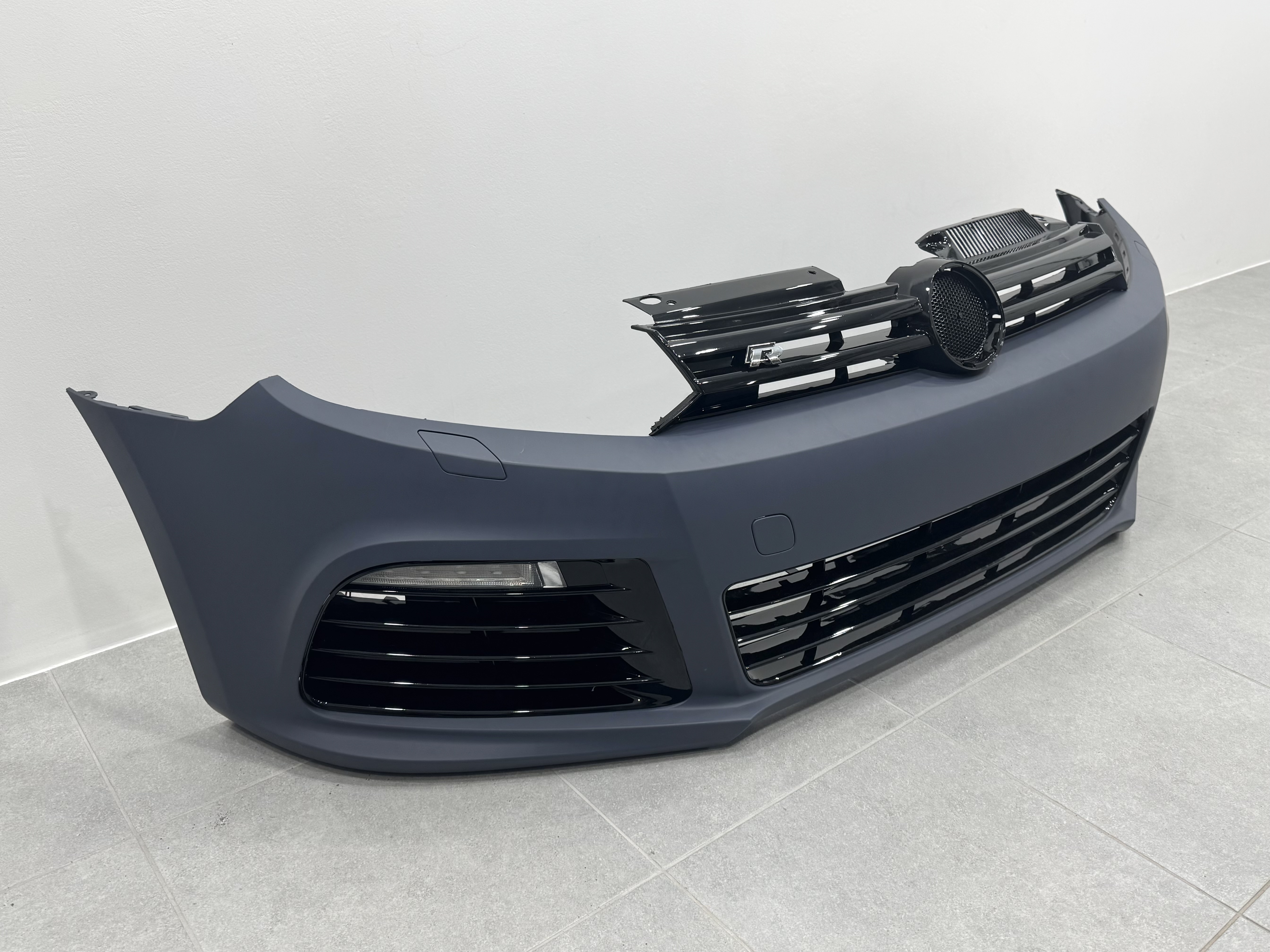 Передній бампер R20 style Volkswagen Golf 6 2008-2013 3
