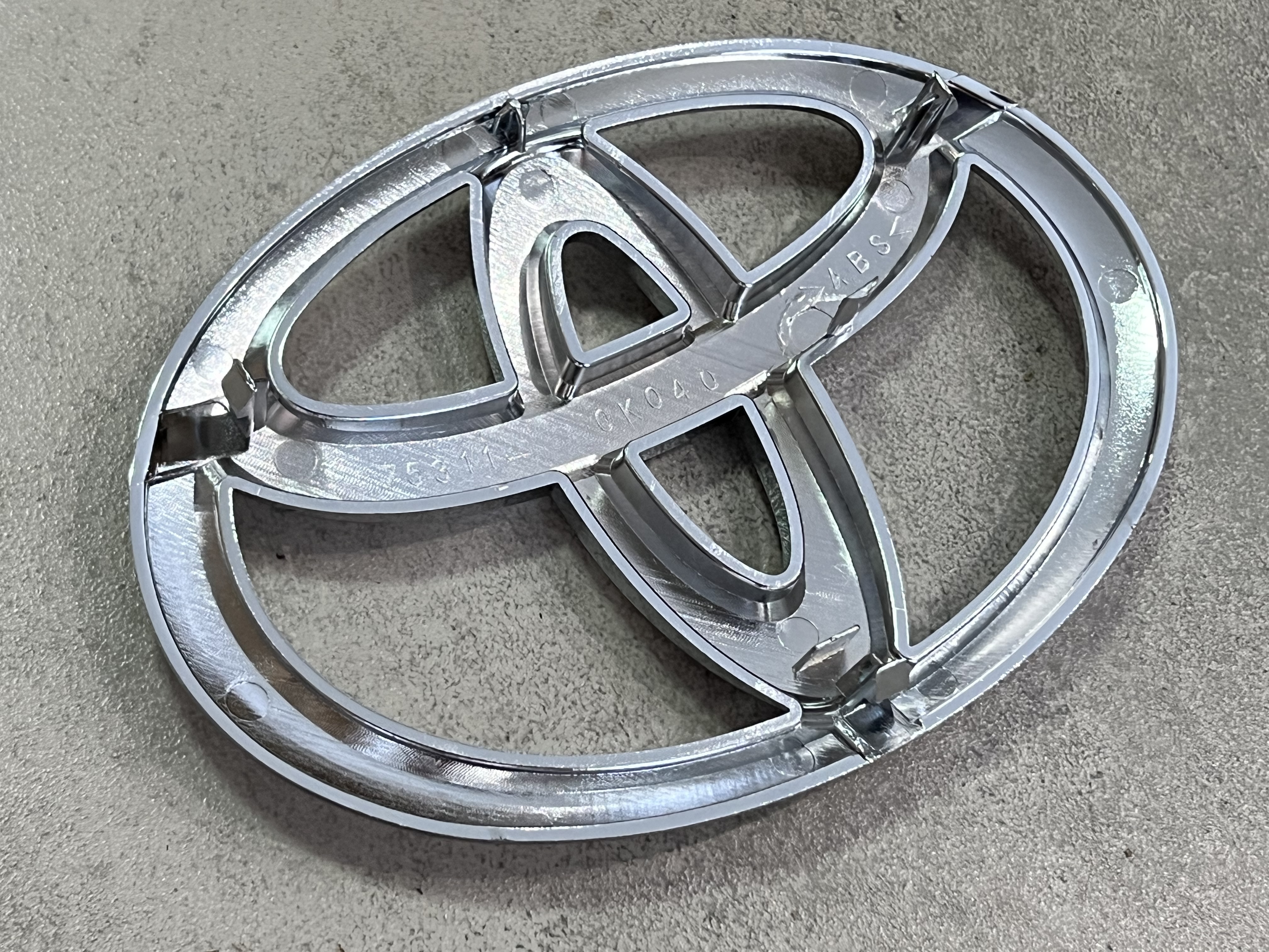 Лого емблема на решітку Toyota Land Cruiser 200 2012-2015 4