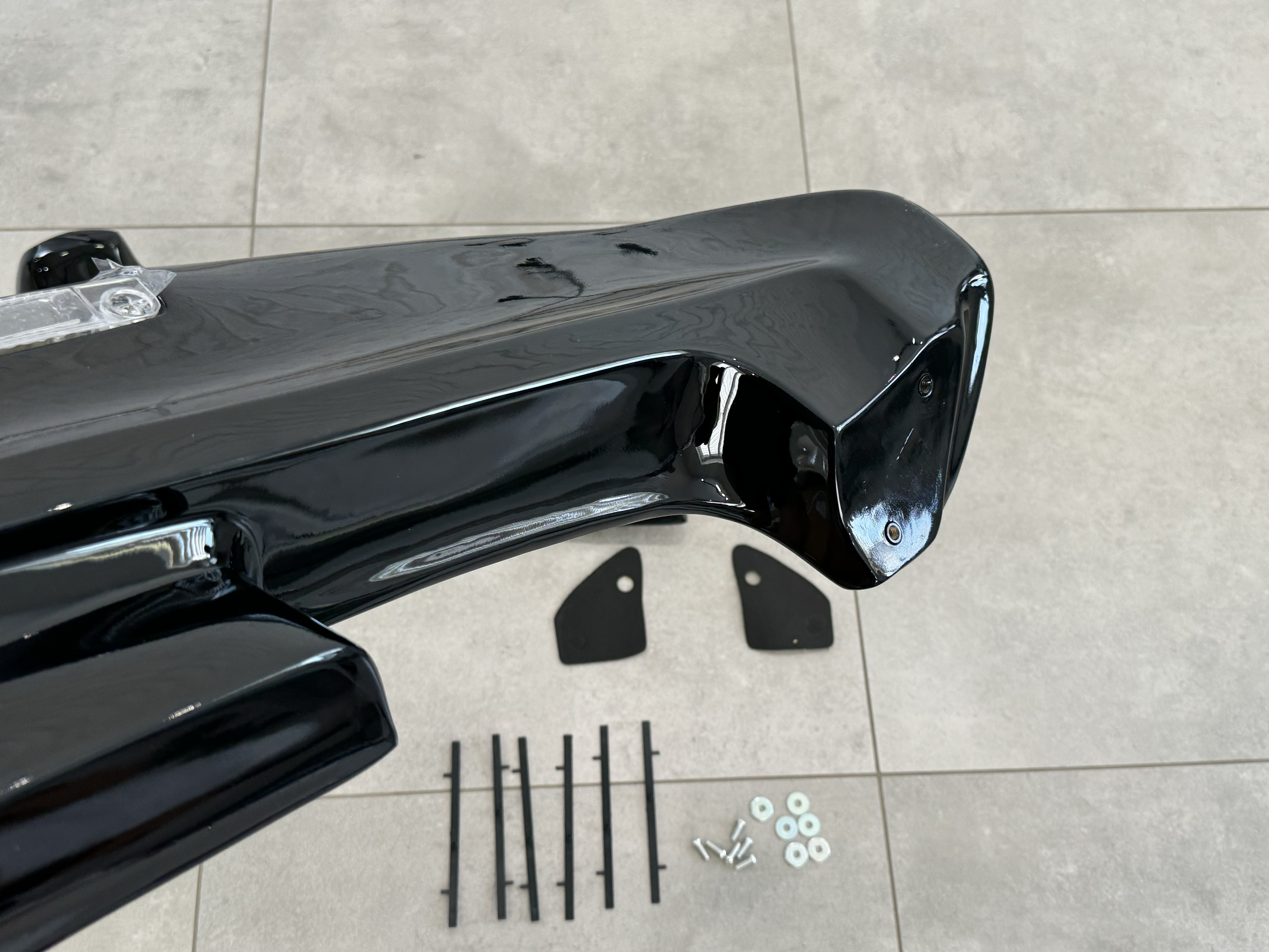 Спойлер козирок Toyota Land Cruiser 105 1998-2007 распашонка 2 двері ABS пластик, чорний глянець 6