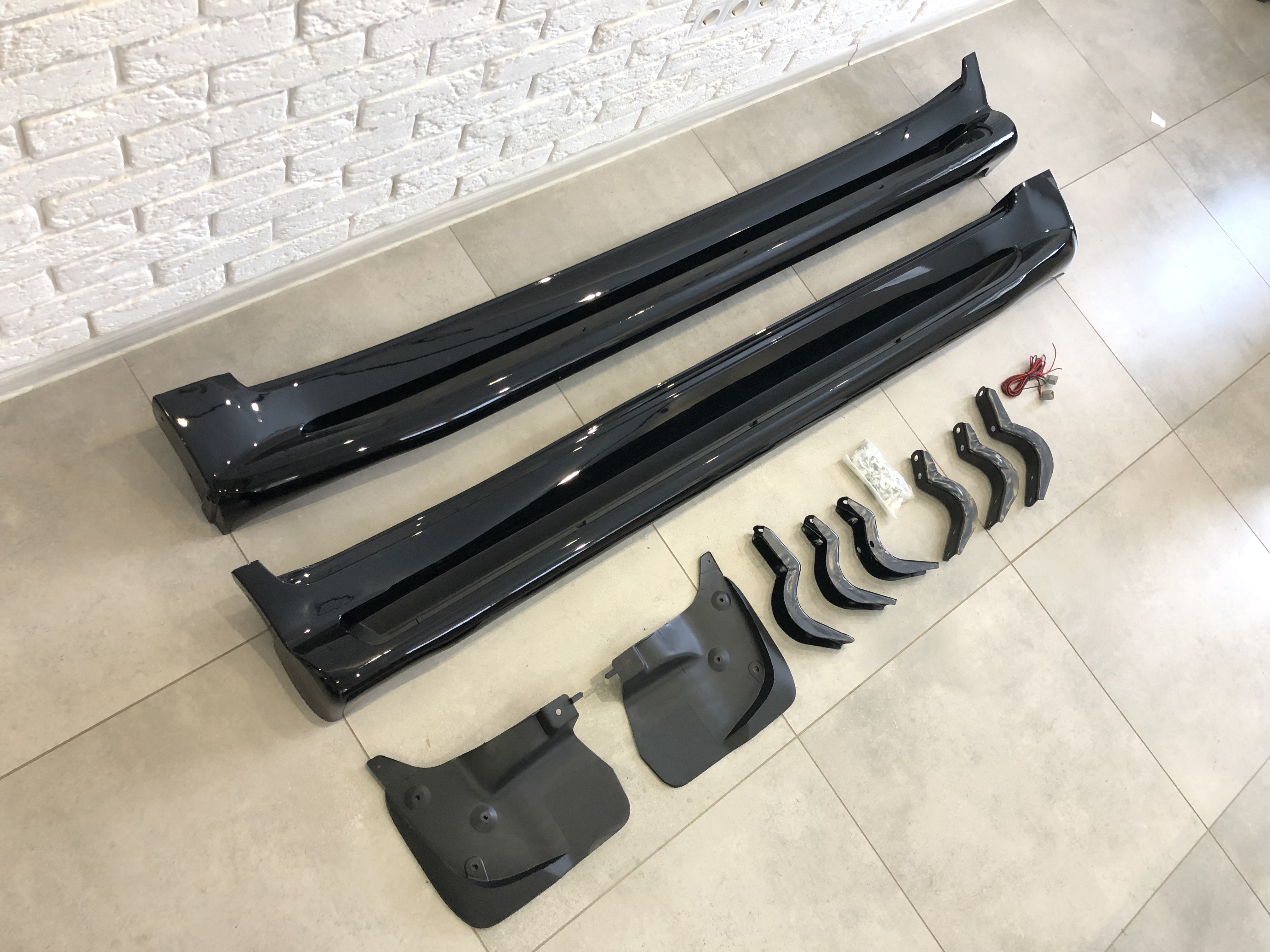 Пороги ОЕМ Toyota Land Cruiser 200 2007-2021 / Lexus LX 570 2007-2015 з підсвічуванням в стилі Lexus (колір чорний) 3