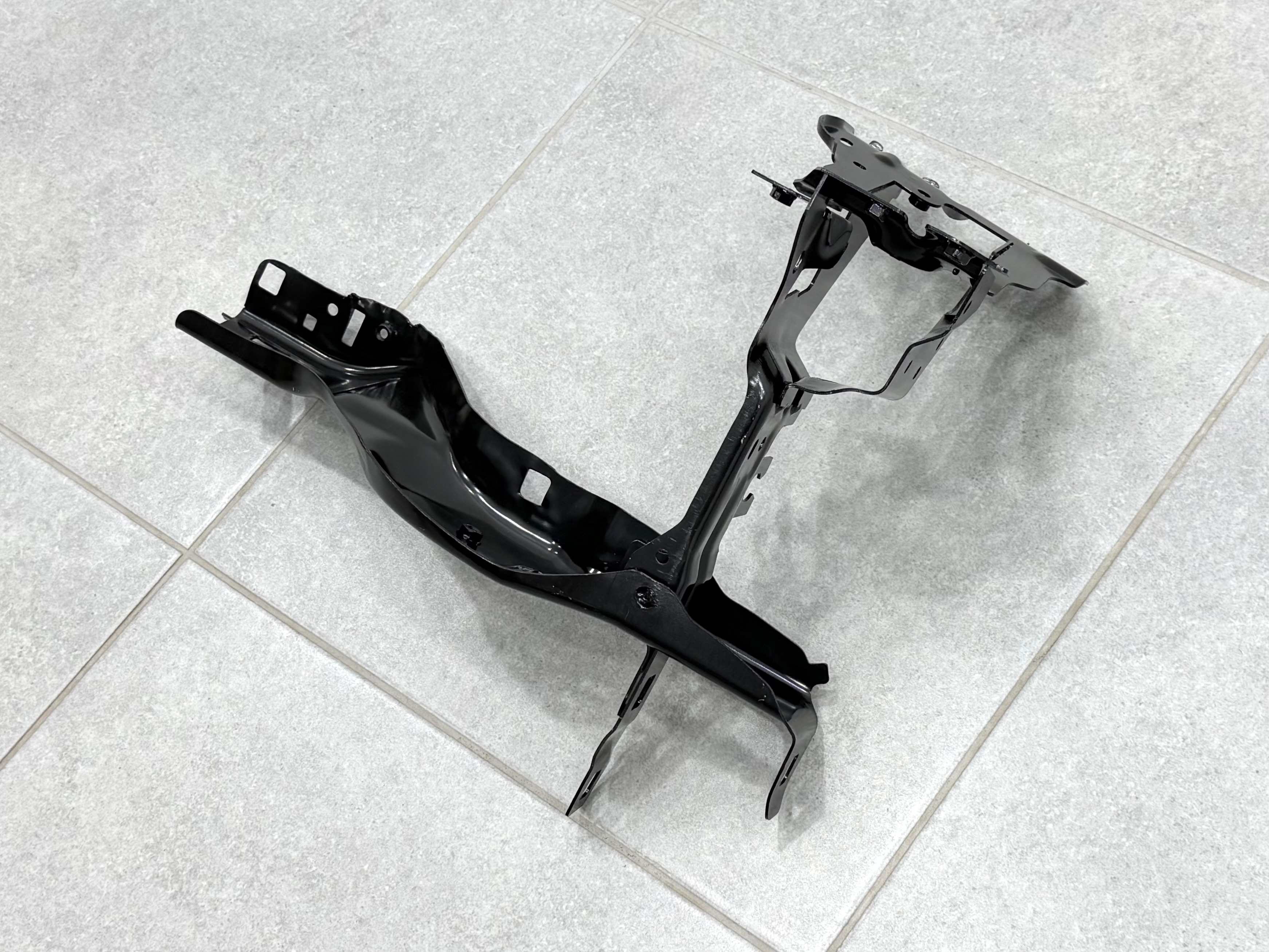 Кронштейн кріплення правої фари 51647383858 / 51647449816 для BMW 5 series G30 G31 4