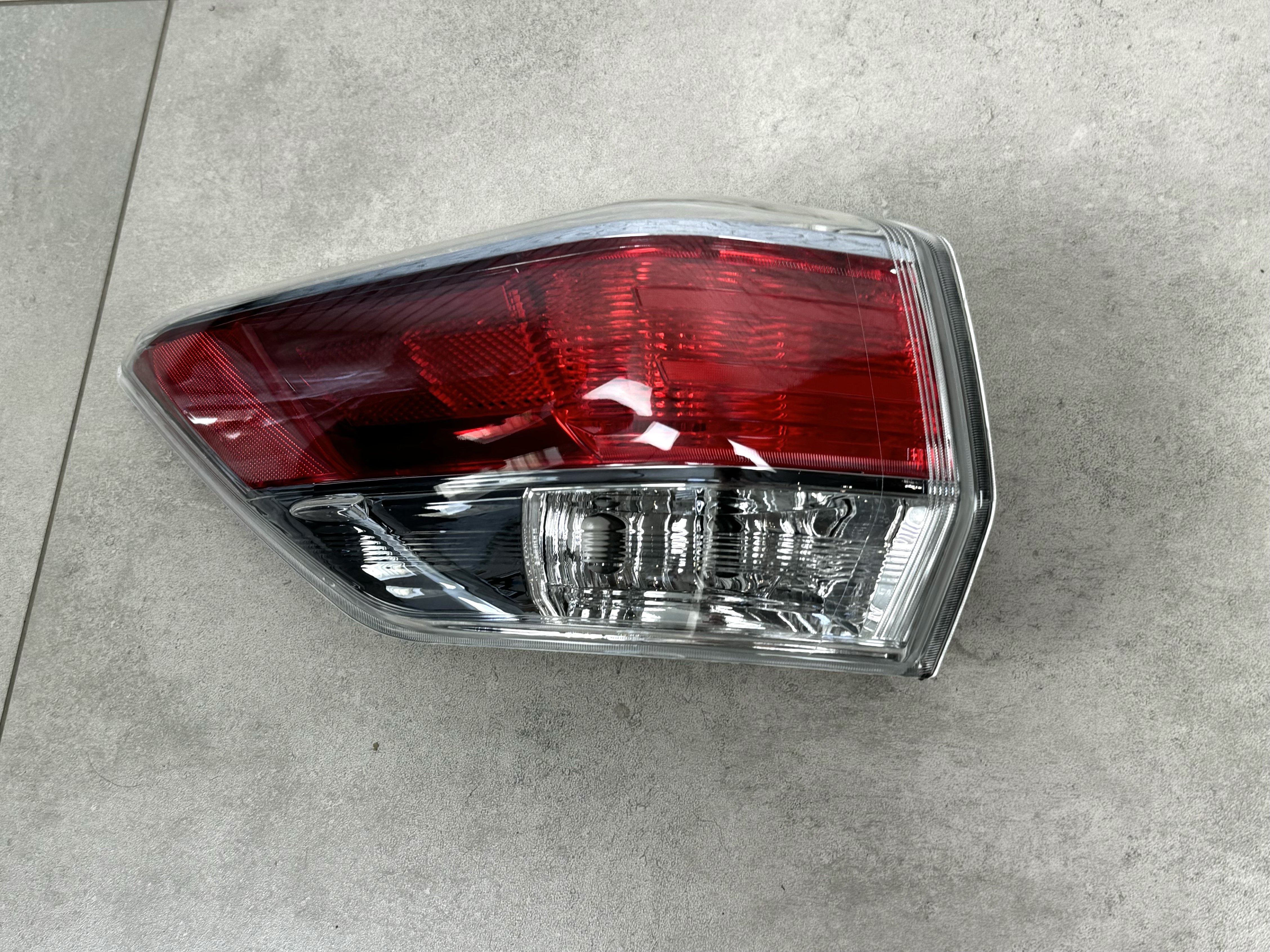 Задній ліхтар зовнішній лівий Toyota Highlander 2014-2016 2