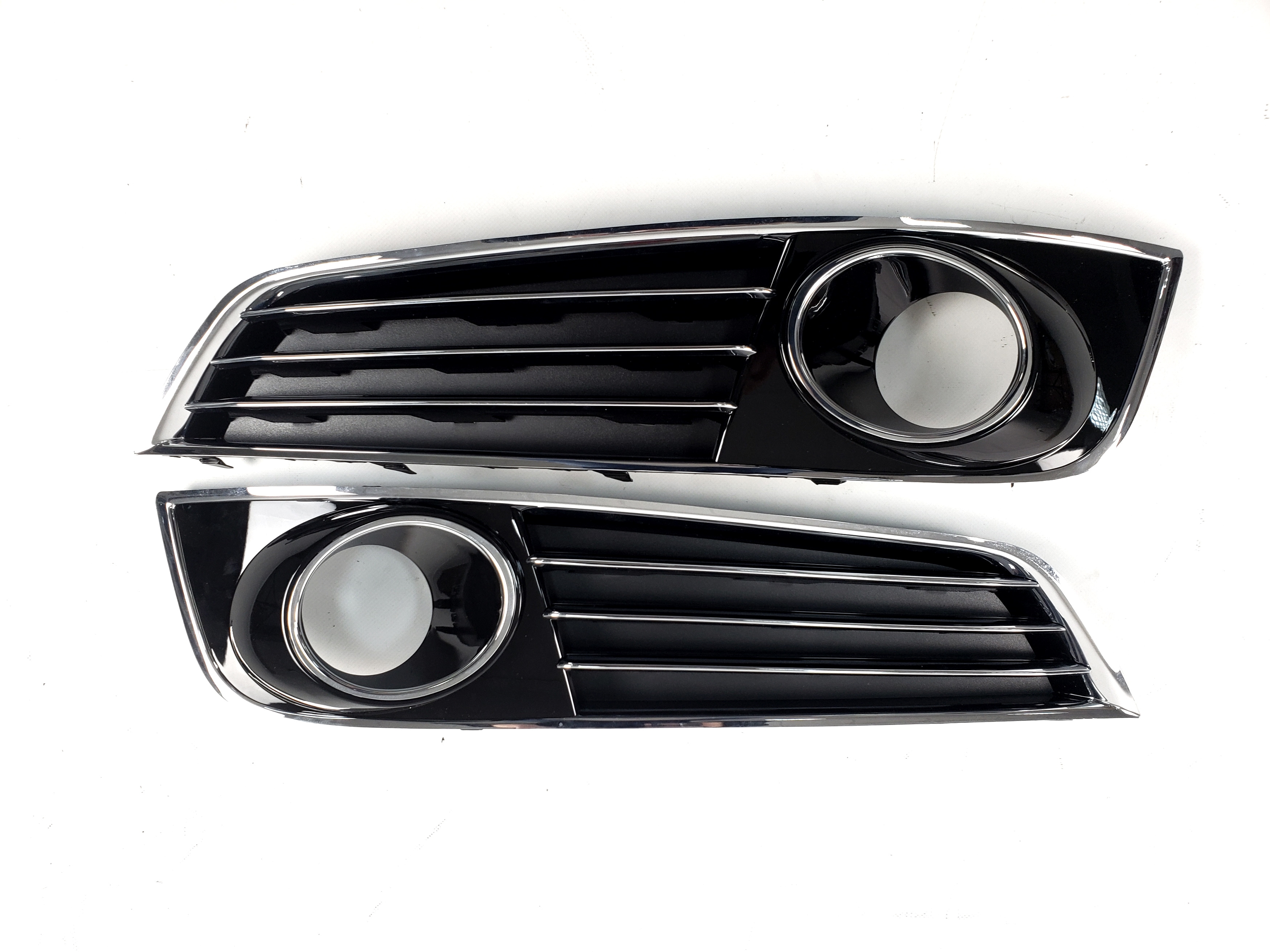 Решітки в бампер Chrome Black (стиль W12 під дистронік) на Audi A8 D4 2014-2017 року