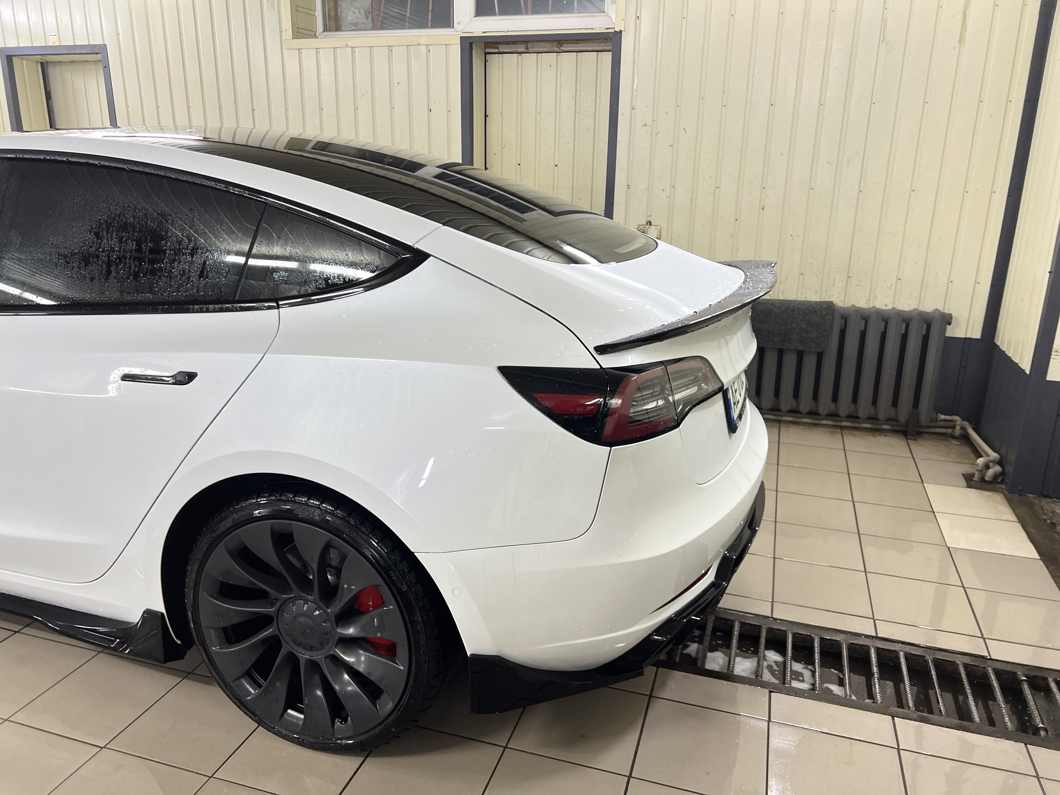 Спойлер лип багажника Tesla model 3 2017- ABS пластик, колір чорний глянець 2