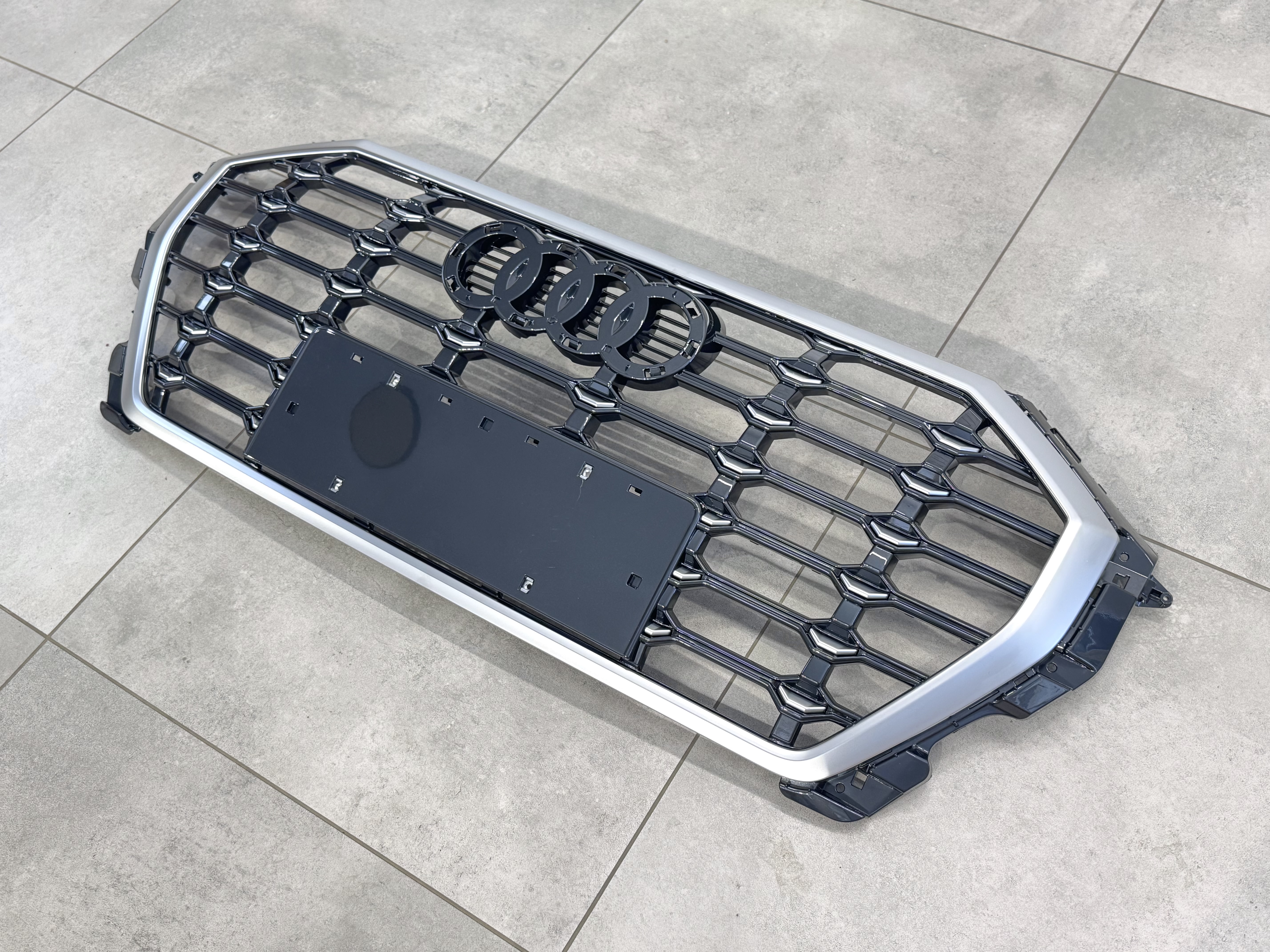Решітка радіатора S-line Audi Q3 2019- 3