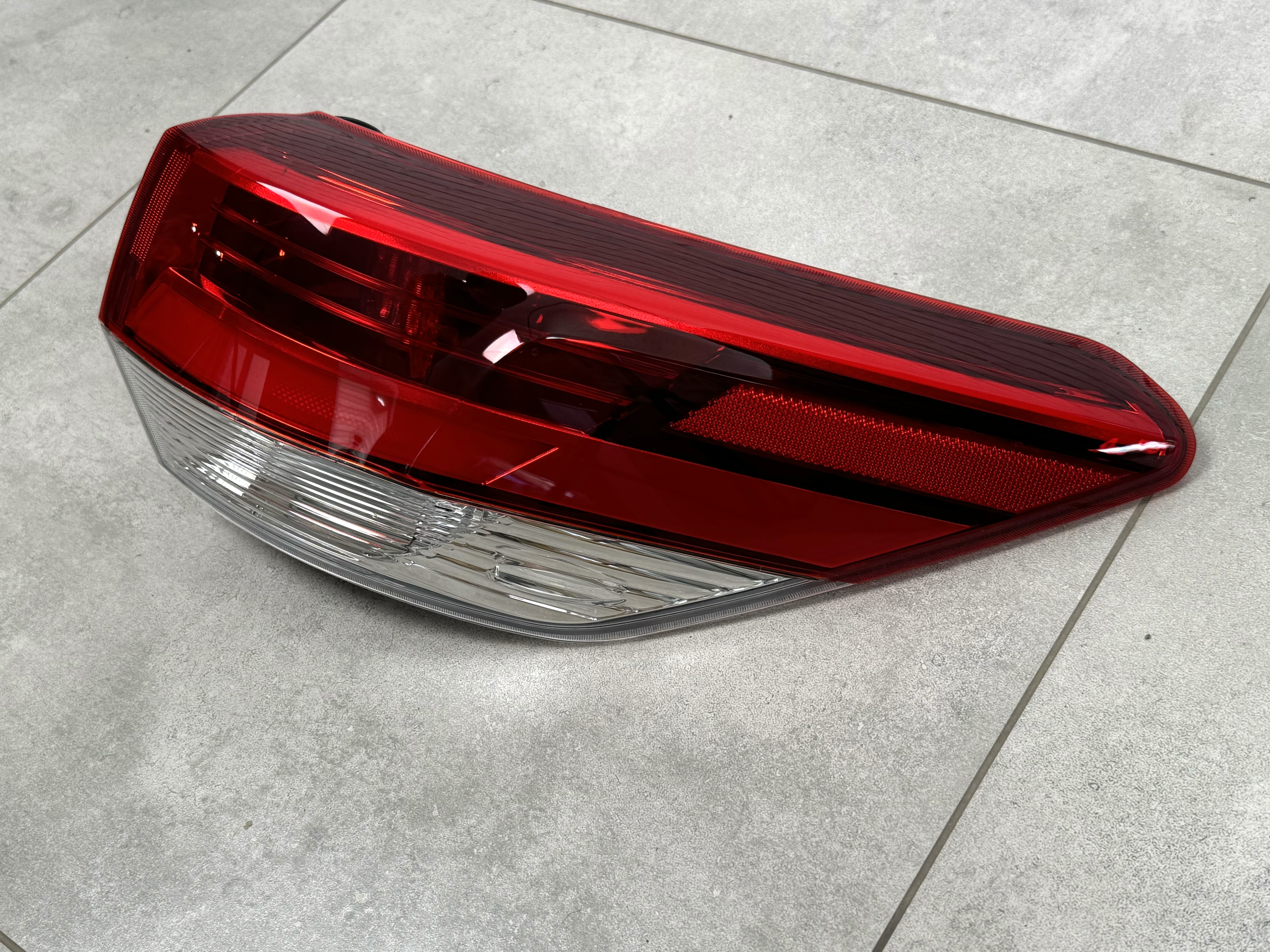 Задній ліхтар зовнішній правий Toyota Highlander 2017-2019 5
