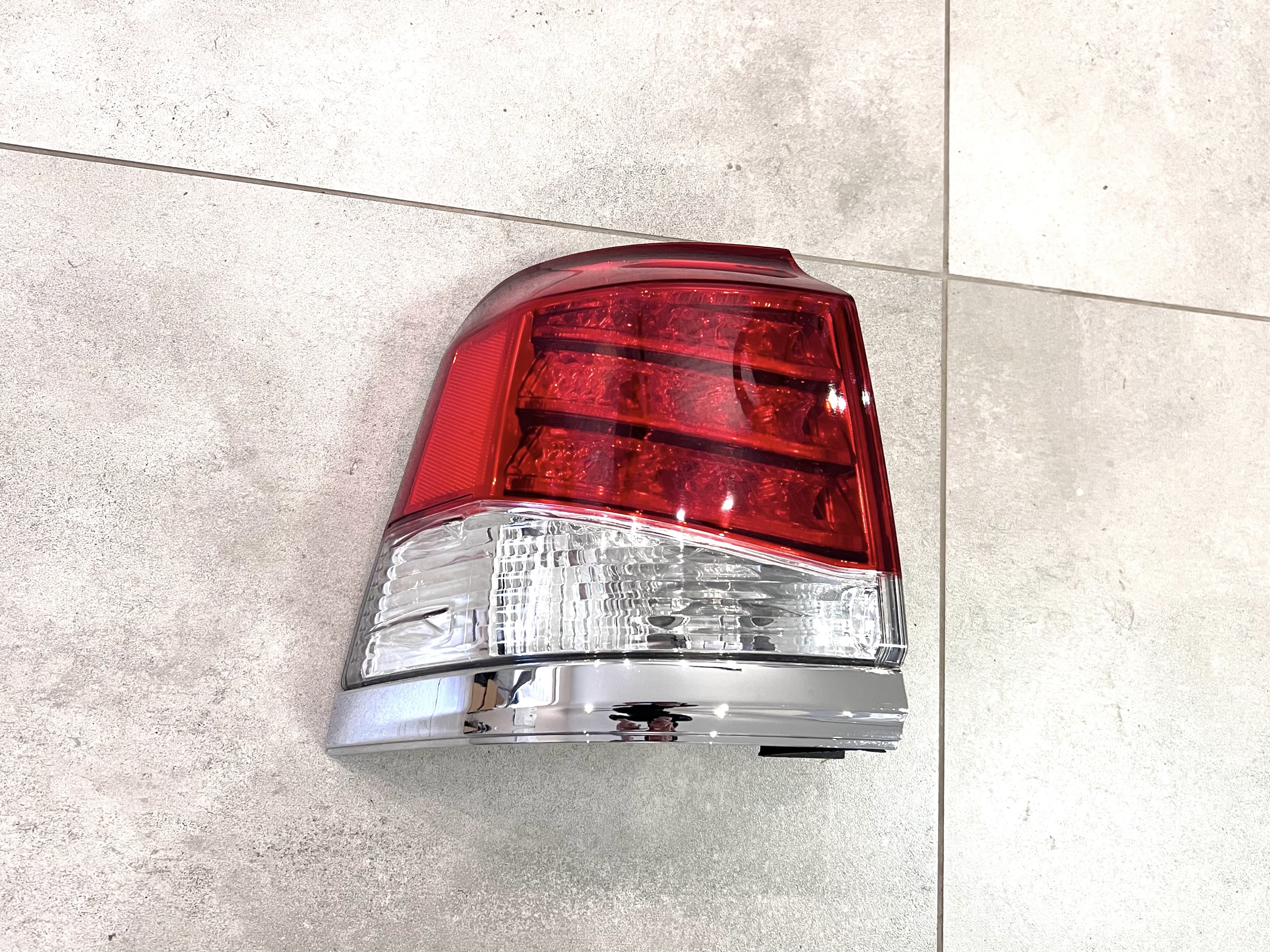 Зовнішній лівий ліхтар Lexus LX 570 рестайлінг 2012+ 2