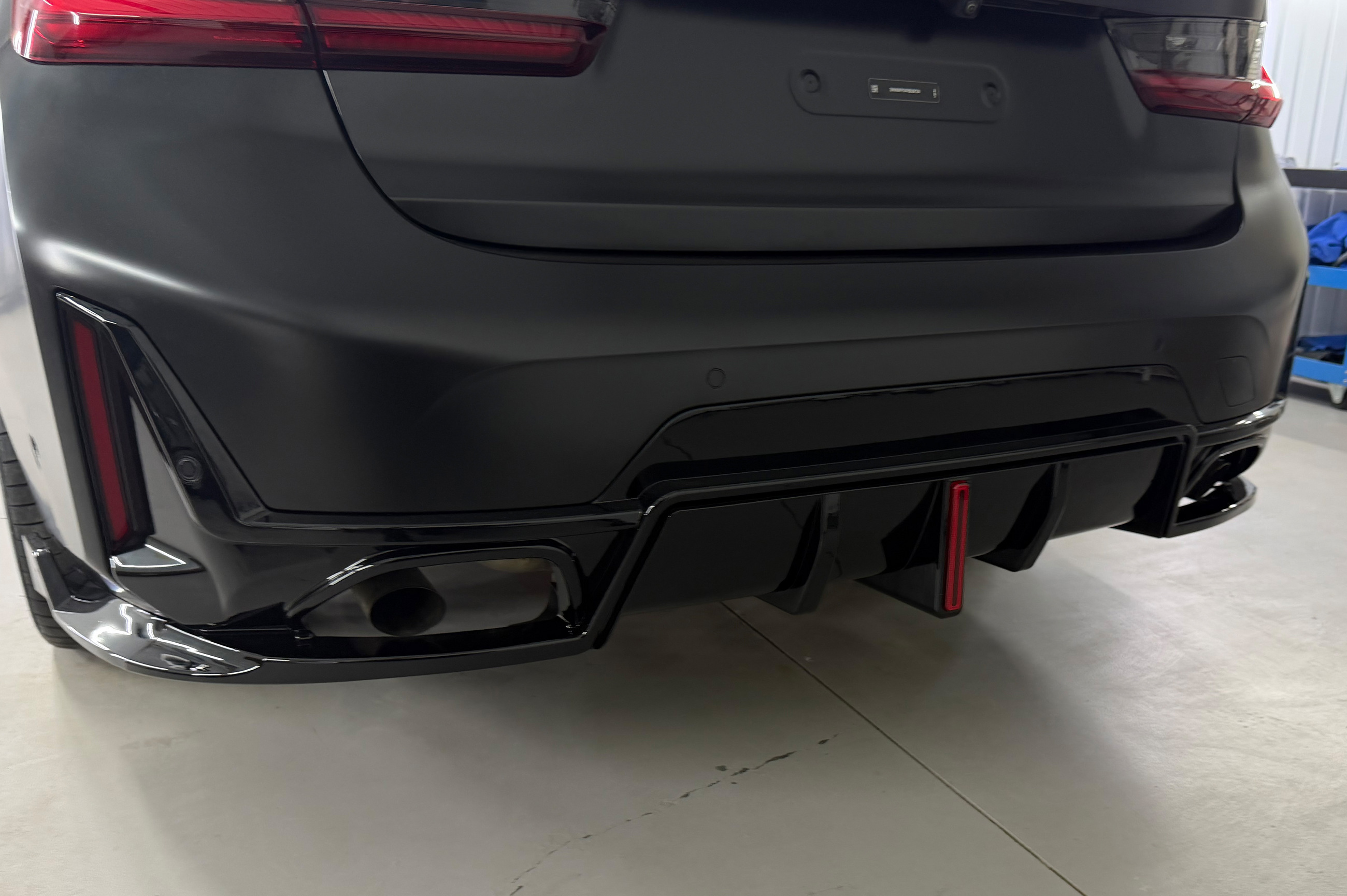 Дифузор заднього бампера B-Style LED (для M-Sport 2023+, ABS)