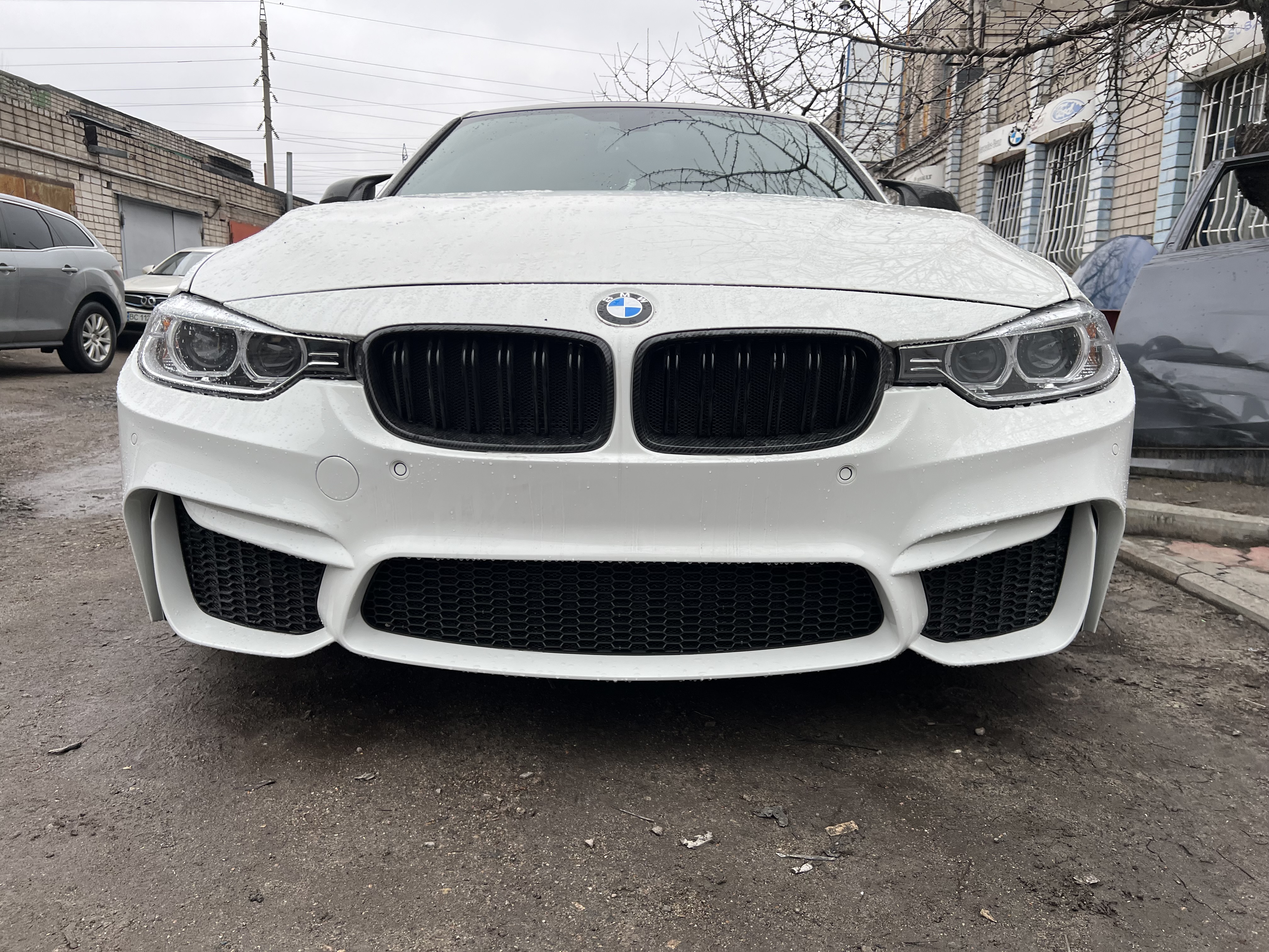 Передній бампер M3 стиль BMW 3 Series F30 F31 2012-2018 (під омивачі / з отворами під парктроніки) 2