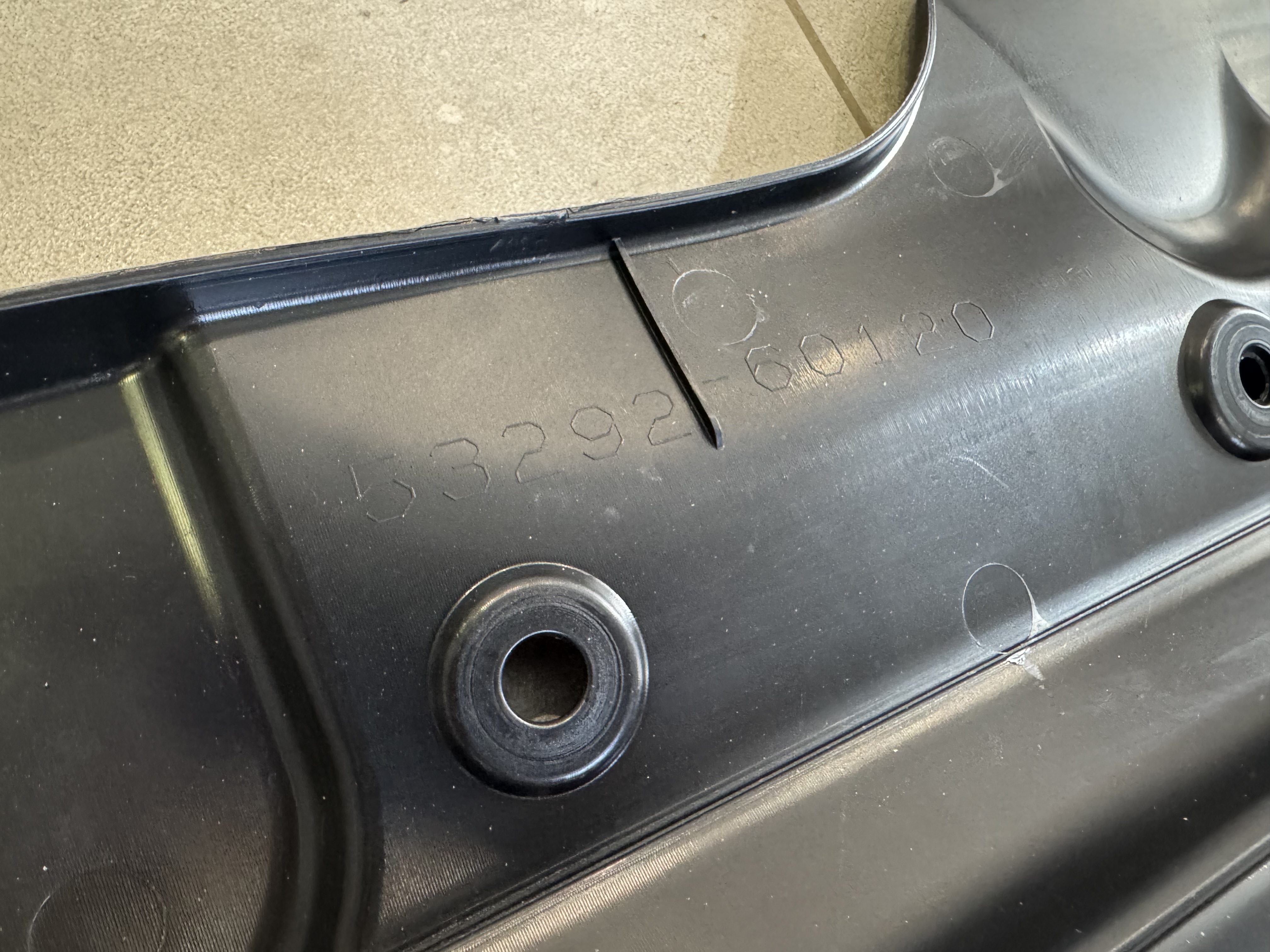 Накладка панелі замка капота Lexus GX460 2014-2019 5329260091 5