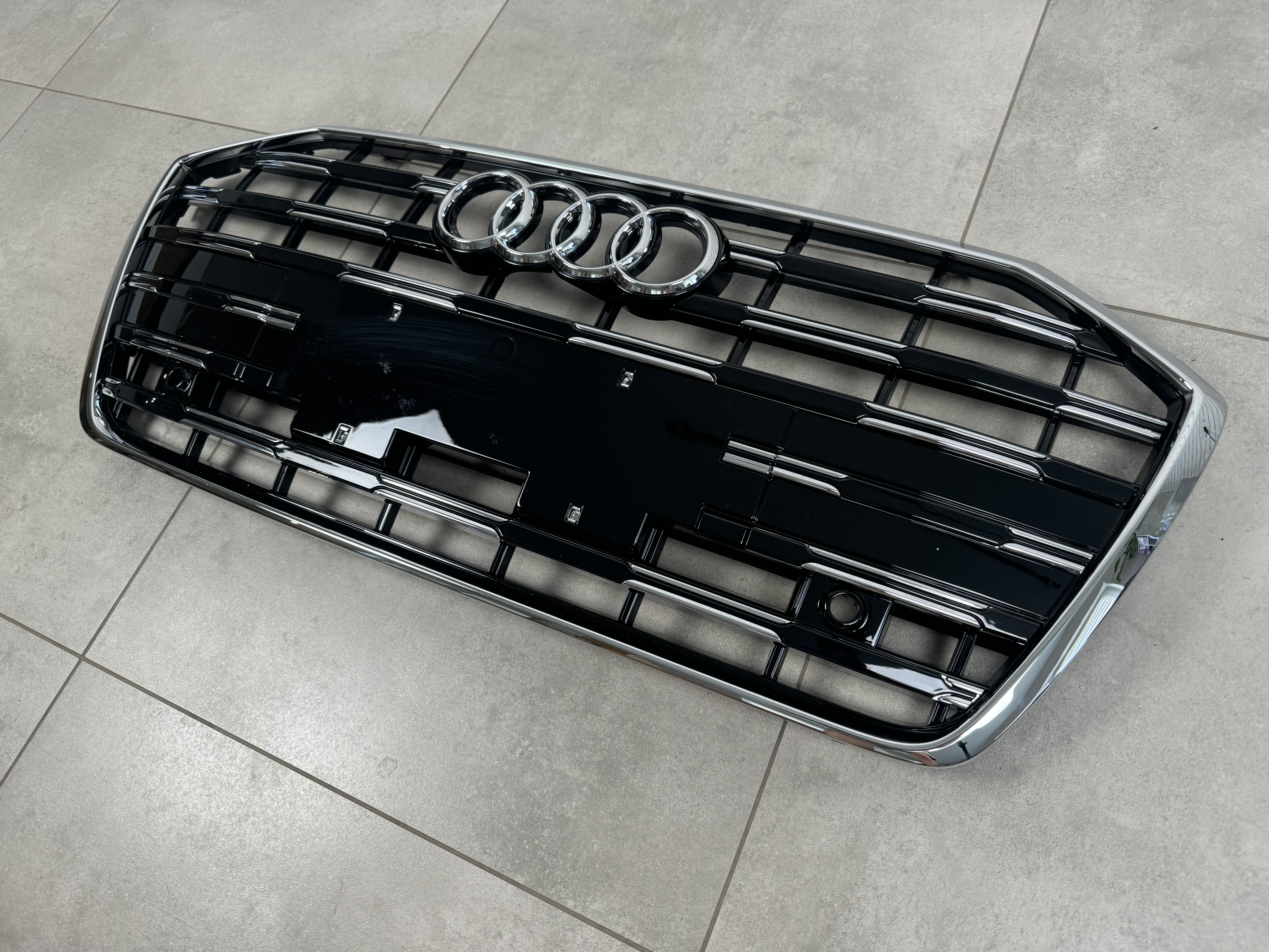 Решітка радіатора Audi A6 C8 рестайлінг для 2018+ чорна з хромом 3