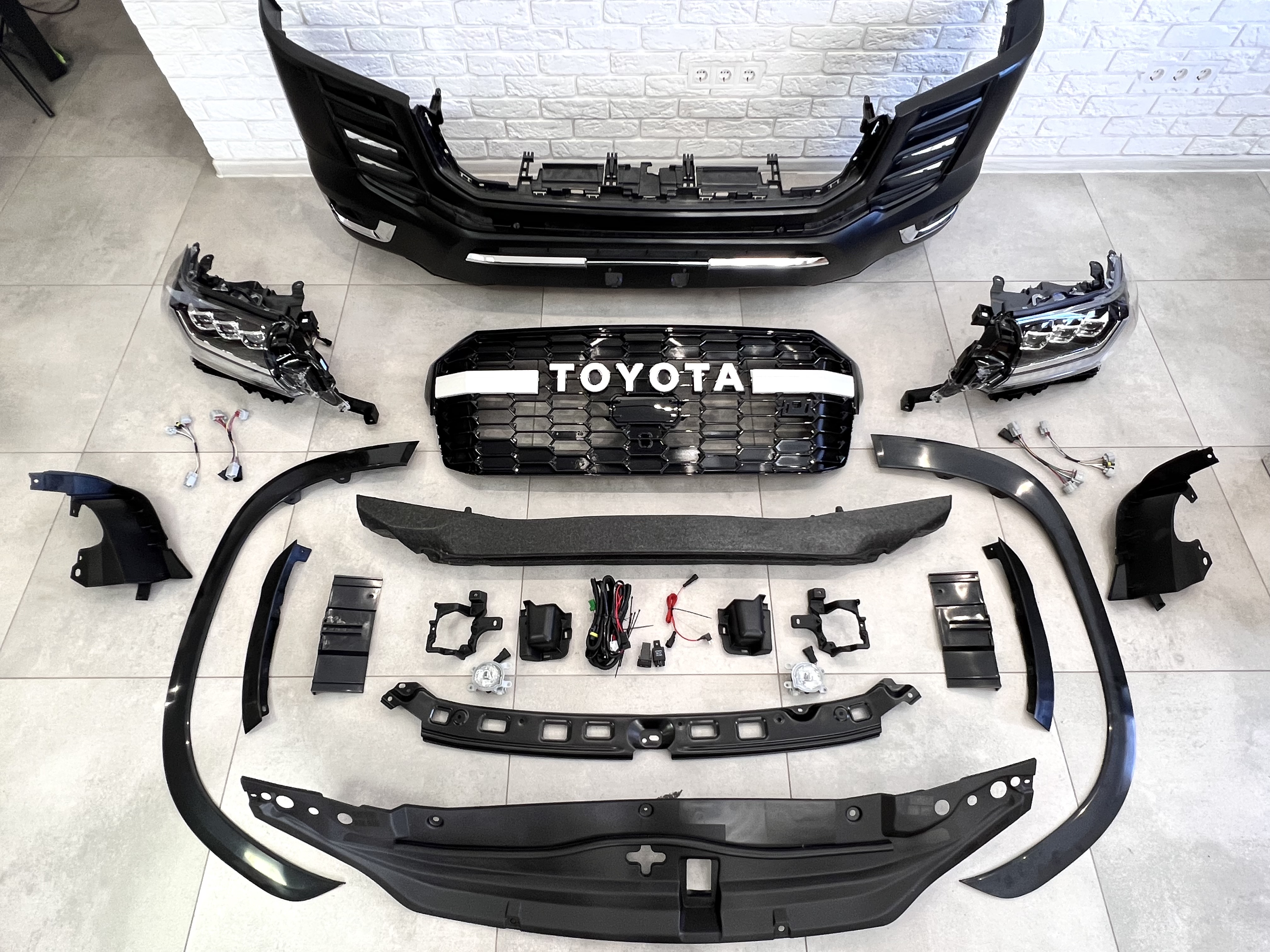 Комплект рестайлінгу Toyota Land Cruiser 200 2007-2015 в LC 300 GR style 2
