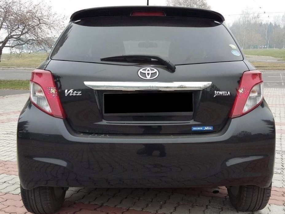 Спойлер козирок на кришку багажника Toyota Yaris 2011-2015 ABS пластик під фарбування 3