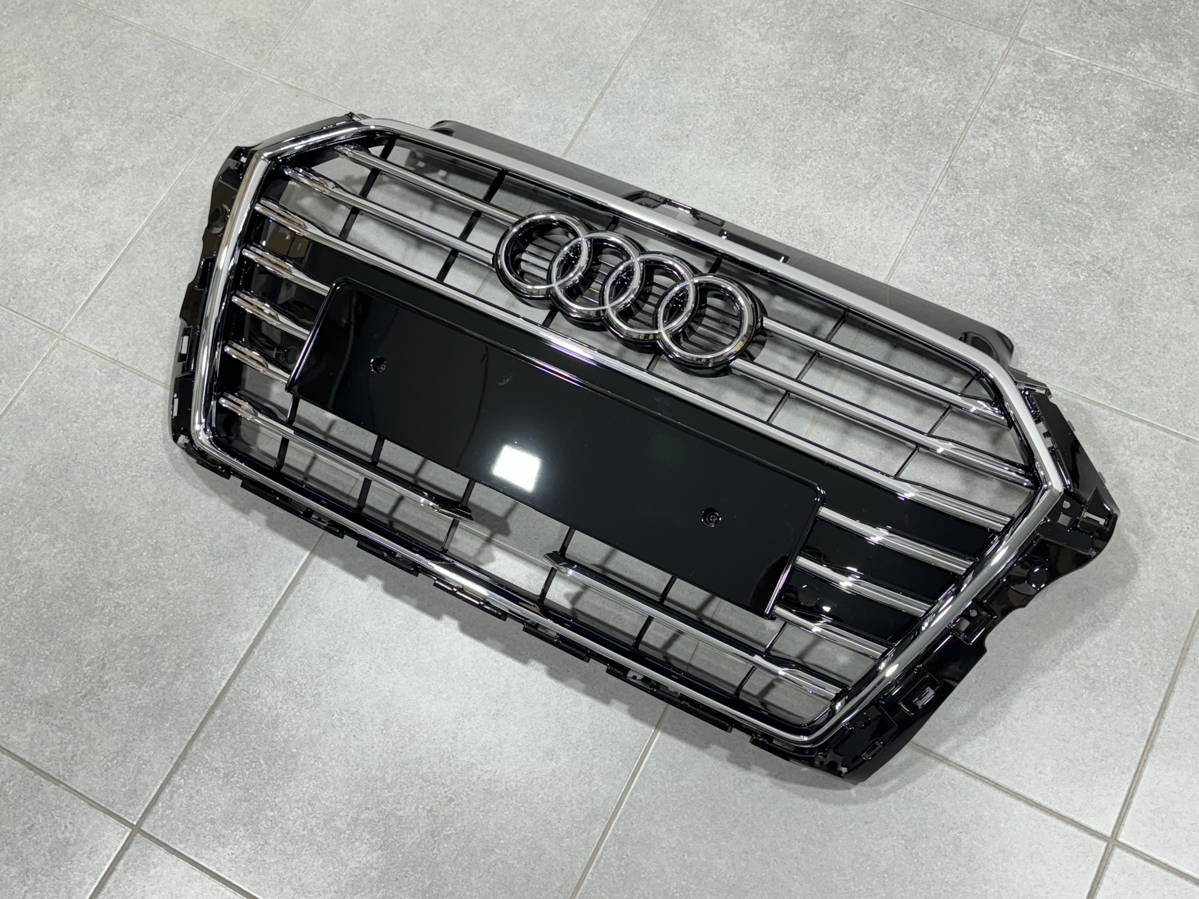 Решітка радіатора с дистроніком для Audi A3 2017-2020 чорна з хромом 2