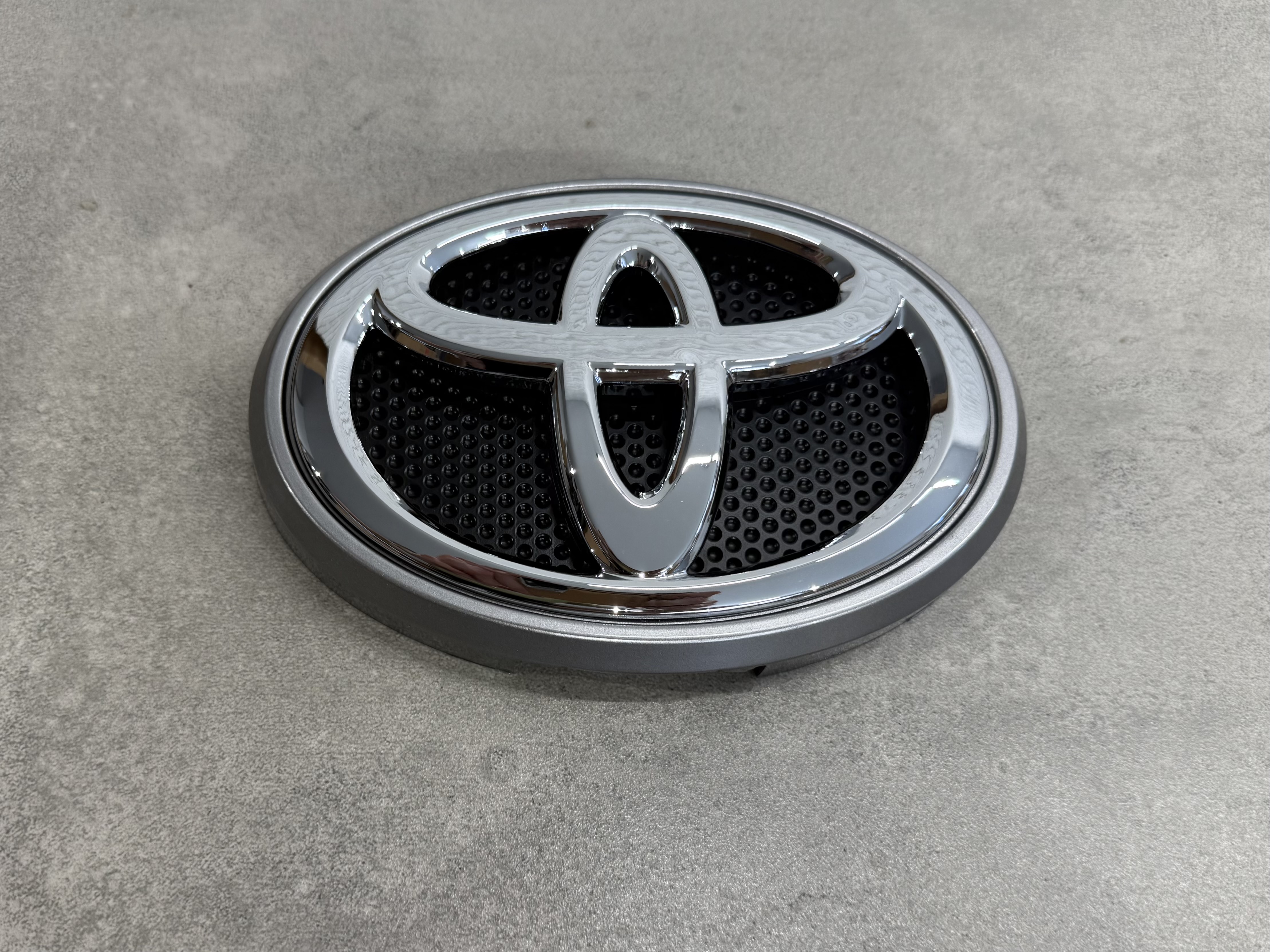 Емблема з подіумом Toyota Land Cruiser Prado 150 2013-2017 5