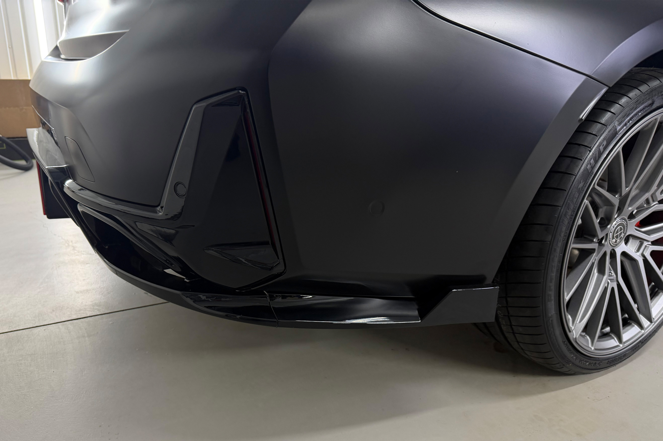 Дифузор заднього бампера B-Style LED (для M-Sport 2023+, ABS) 3