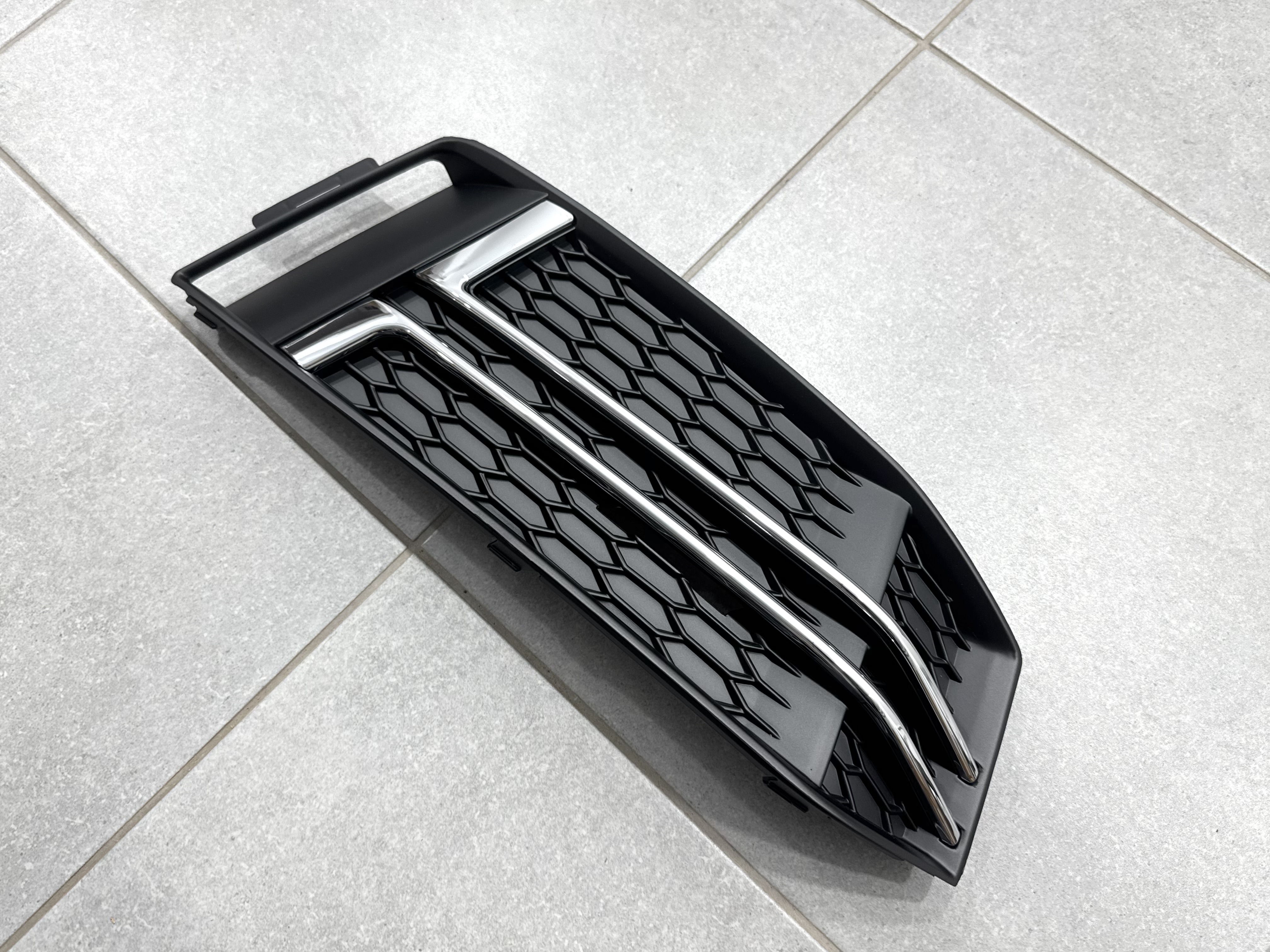Накладка переднього бампера AUDI A4 B9 2015-2019 ПРАВА СТОРОНА 5
