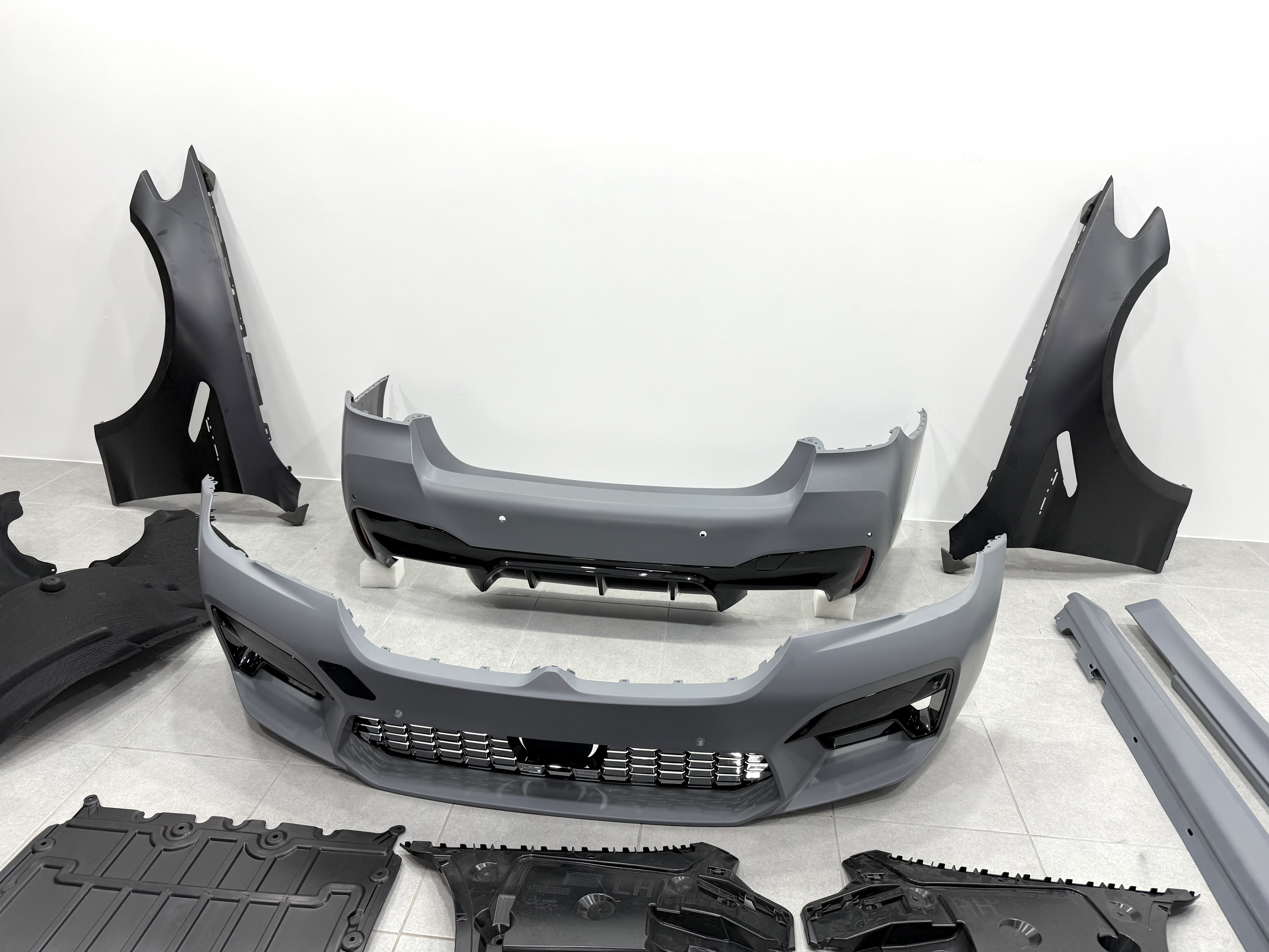Комплект обвісу M5 ШИРОКА ВЕРСІЯ для BMW 5 series F90 / G30 2020-2024 (крила, підкрилки, бампера в зборі, пороги) 4
