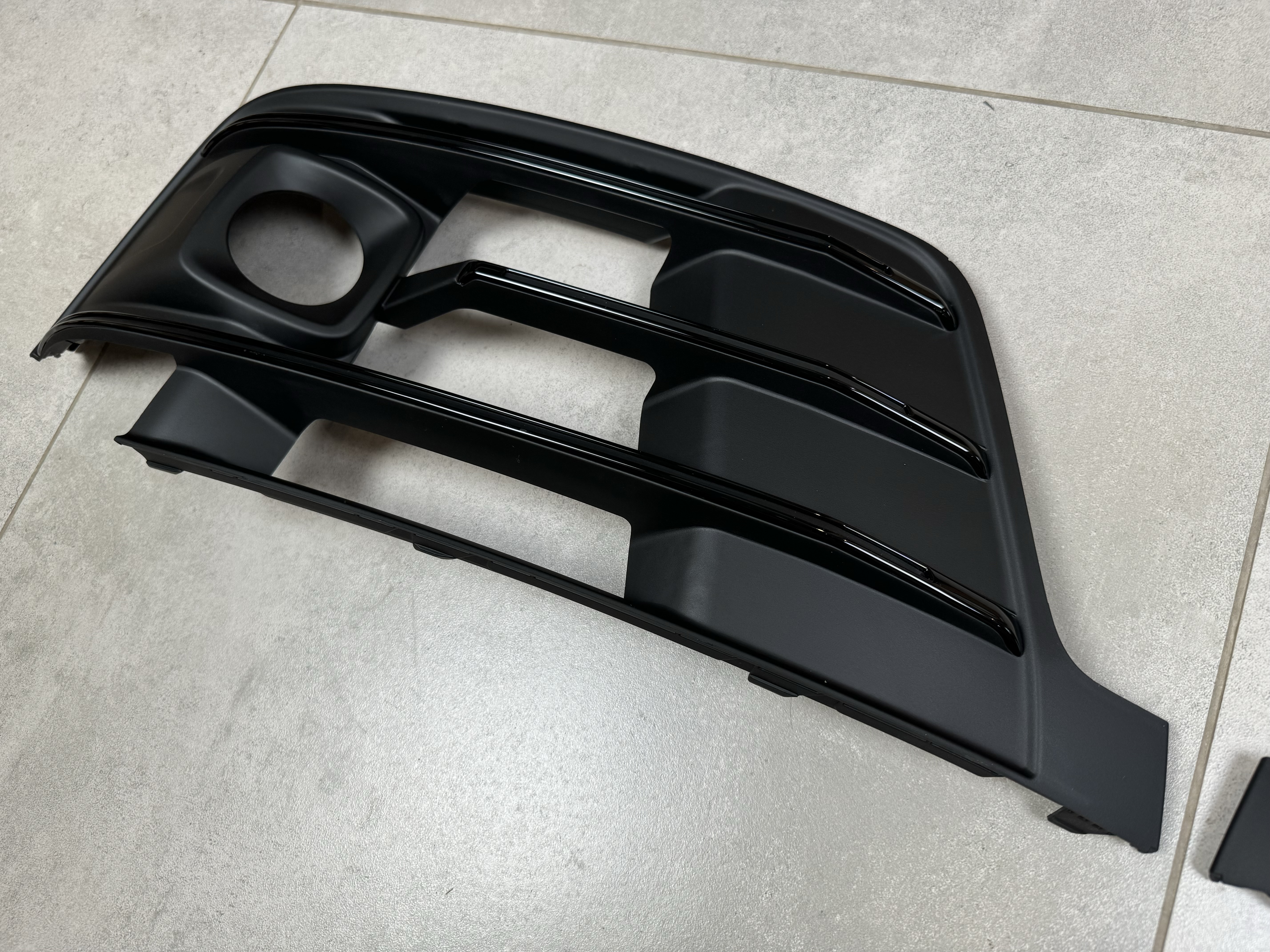 Решітки бамперу S-Line ПІД РАДАРИ Audi Q7 4M 2015-2019 чорні 2шт, ліва 4M0 807 681 / права 4M0 807 682 4