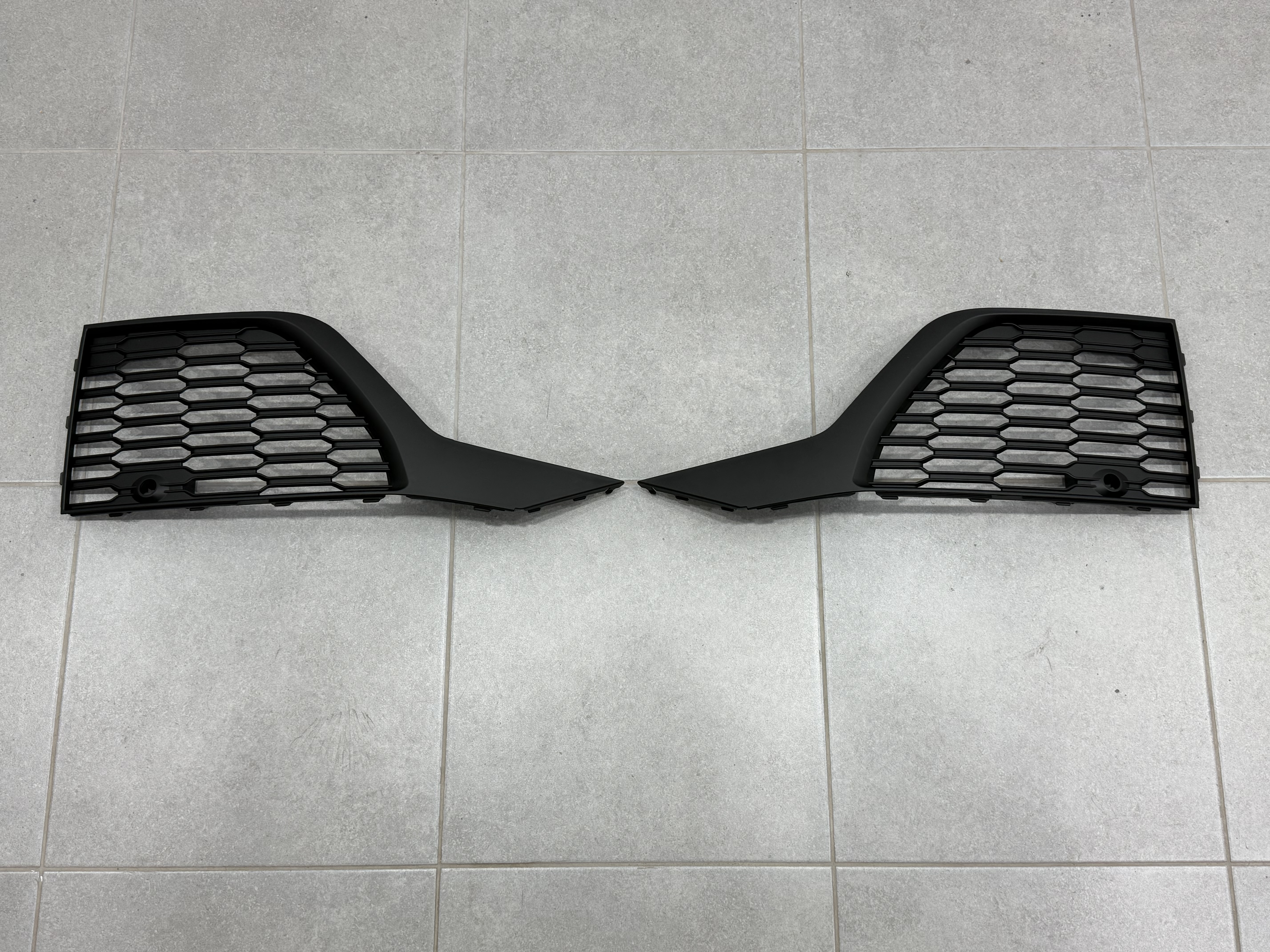 Решітки бампера S-Line BLACK для Audi Q7 2020-2024 2шт, ліва 4M0 890 681 B / права 4M0 890 682 B