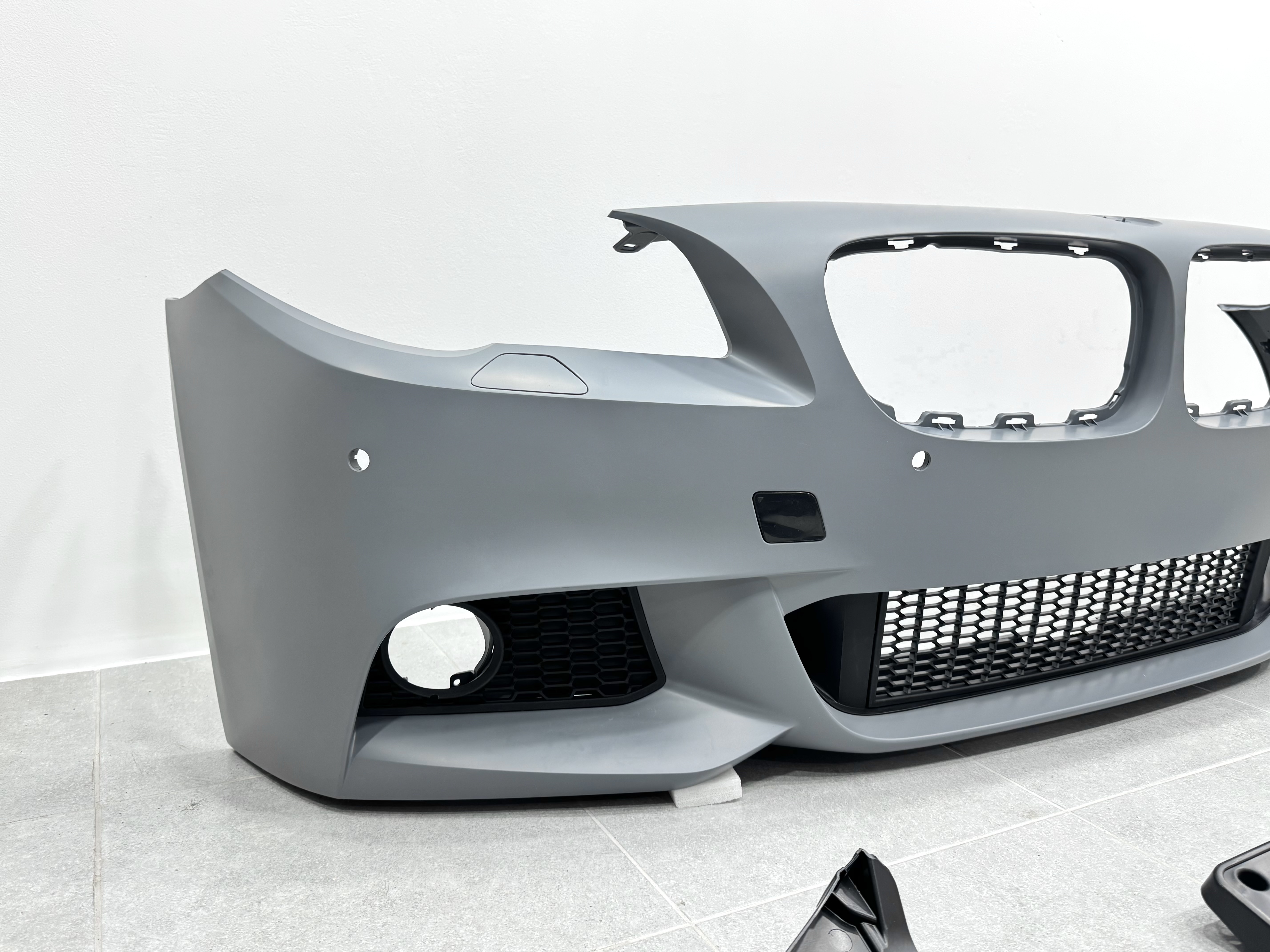 Комплект обвісу M paket для BMW 5 series F10 2010-2013 (передній / задній бампер, пороги) 3