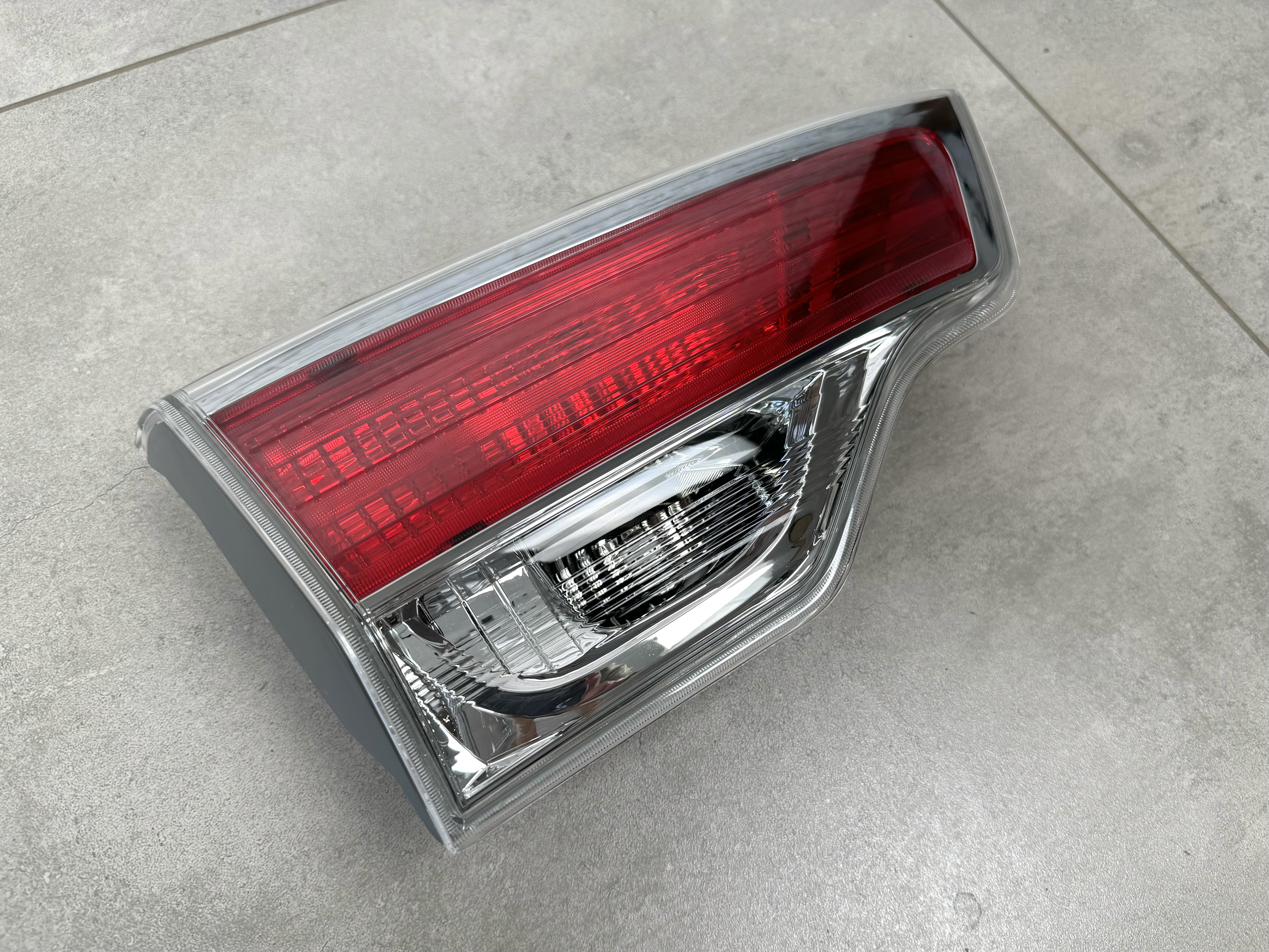 Задній ліхтар лівий внутрішній Toyota Highlander 2014-2016 2