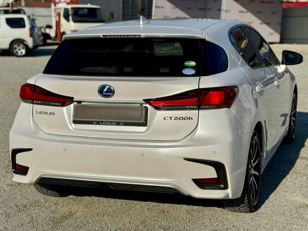 Бампер задній рестайлінг 2017+ для Lexus CT 200h 2010-2021 6