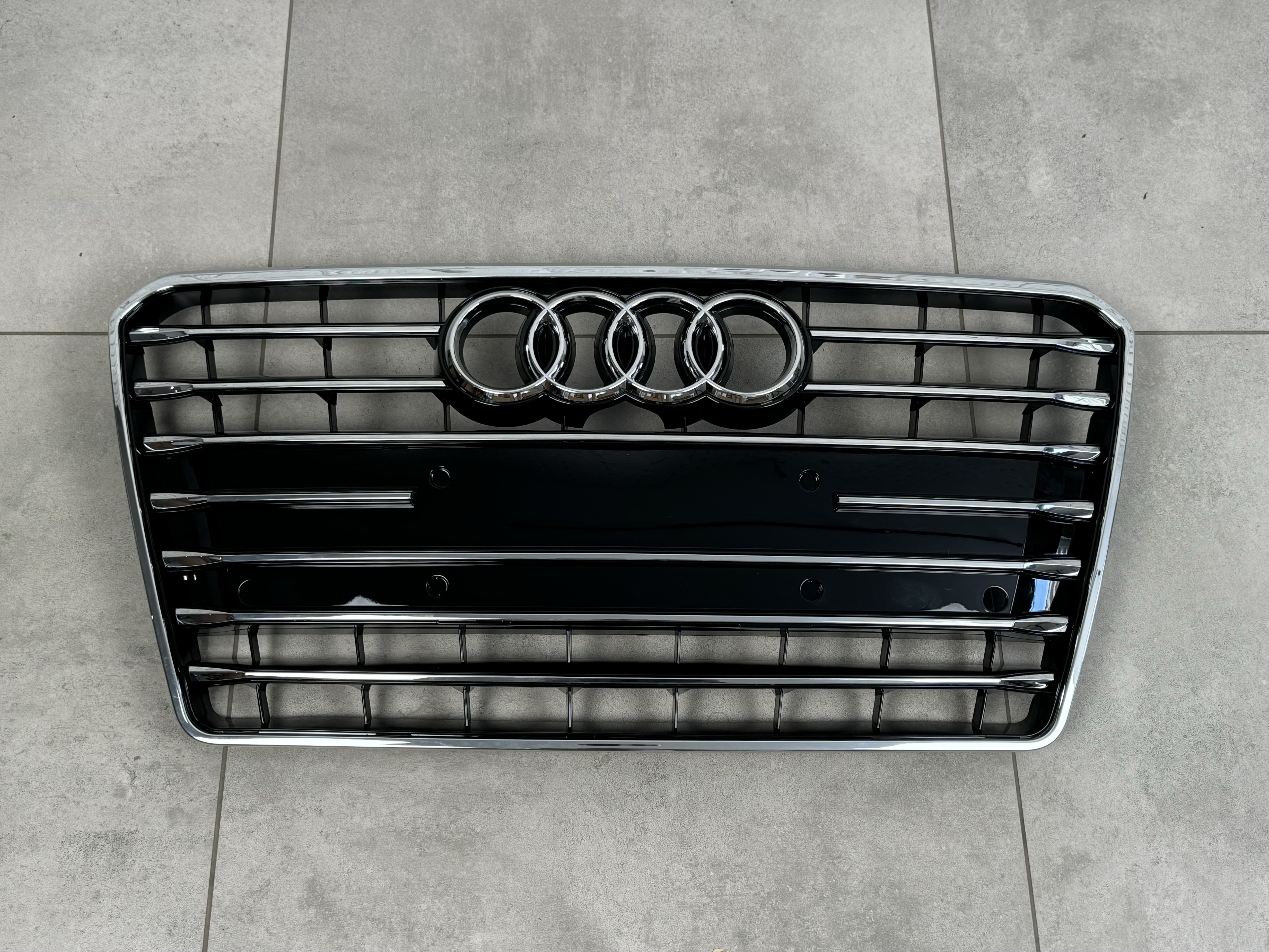 Решітка радіатора Audi A7 2010-2014 чорна з хромом 6