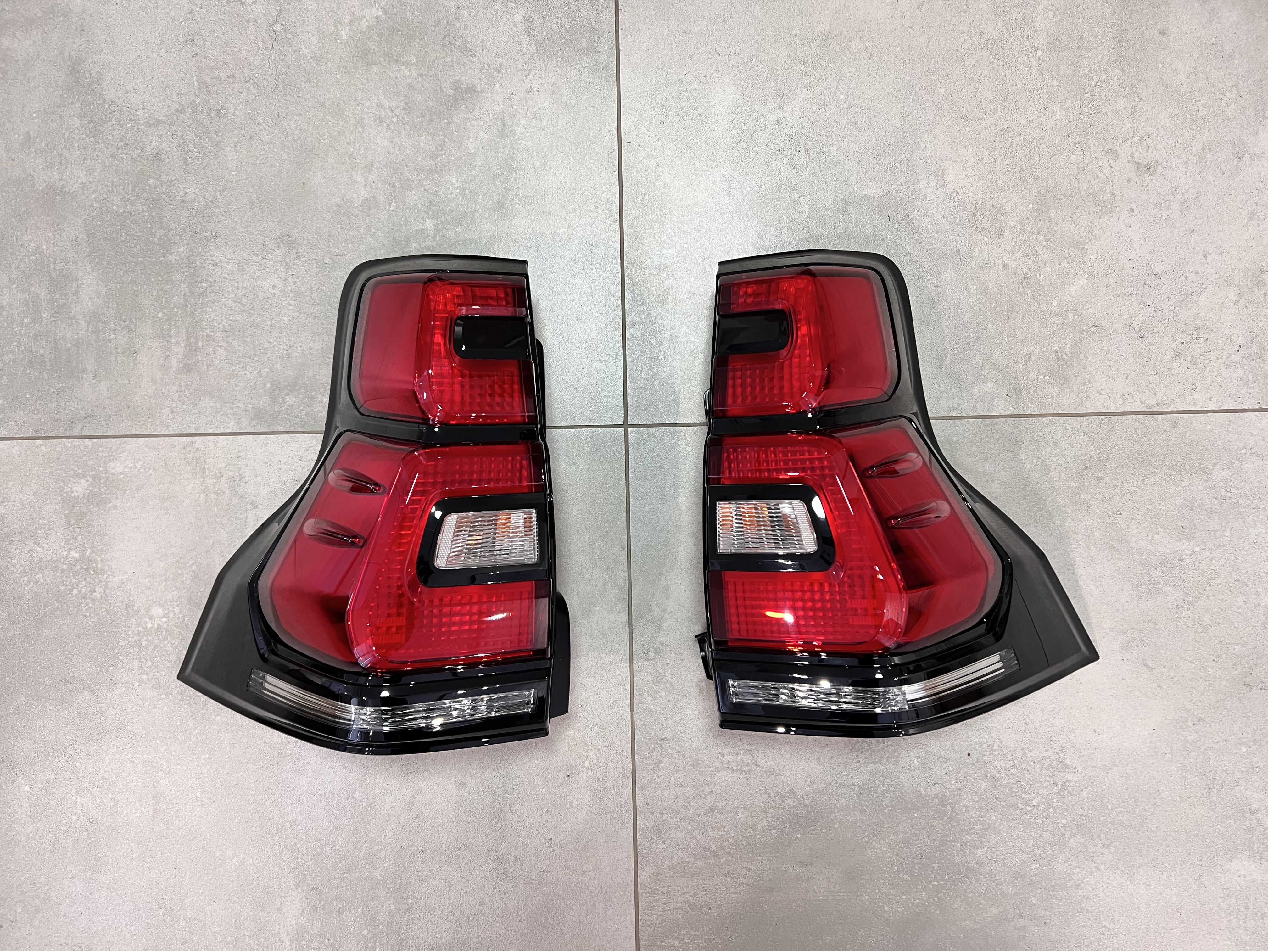 Задні ліхтарі OEM Toyota Land Cruiser Prado 150 2017-2023 2