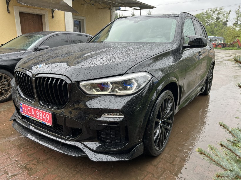 Губа (переднього бампера) Чорний глянець на BMW X5 G05 2018-2022 року 6